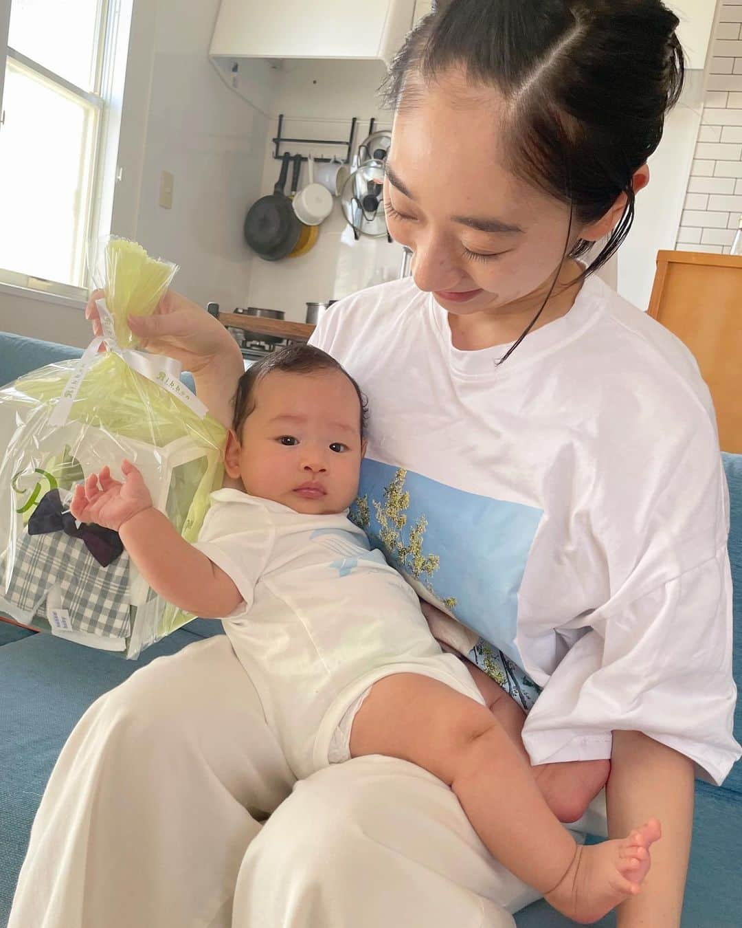 椎名琴音さんのインスタグラム写真 - (椎名琴音Instagram)「息子とわたし  昨日、今日の息子とわたしです。 お友達がきてくるてプレゼントいただきました！ 母も来てくれてパフェ食べにいったよ 来客があると本当にうれしい🙌🏻  もっともっと2人で出かけたいな。  今朝は、マクドナルドのCM 「約束のハッピーセット」というのを 偶然YouTubeの広告で見て そのままフル尺見てうるうるしました。 旦那さんにも見せたら、もっと泣いてた😂  見てない方ぜひ見てみてくださいな めちゃくちゃいいから！！  いっしょに プールにもいきたいし、 水族館にも 風鈴を買いにも 長靴見たり アイスクリームつくったり。  はやくいっしょにやりたいなー  でもね 今は今でもちろん可愛いの。 それも楽しまなきゃね  最近の嬉しいことは 目が合うと笑ってくれること。  毎回じゃないけど、 向こうの機嫌が良くて ぱっちり目が覚めてるとき にこにこーーって けたけたーって笑うの。  そしたら、家事も裁縫もやめて すぐ飛んでいっちゃう。  チャンス！と思って たくさん遊びます。  あとは、絵本を読むこともマイブーム。 どう見えてるんだかわからないけど ちゃんと見てるように見えます。  大きくなっても なるべく絵本で満足してくれたらいいな。  わたしもいろんな絵本読んでみたい。  この前、ナナちゃん（おばあちゃん）が買ってくれた絵本 「ホットドッグ」 作・絵：ダグ・サラティ 訳：矢野顕子 を毎日読んでいます。 矢野顕子さんの翻訳だから買ってみたけど、絵も力強くて可愛くて最高です。もちろんお話も素敵。  最近出版されたみたい 気になった方ぜひ見てみてください👋🏻」8月13日 20時35分 - sheena_cyborg_fourandahalf