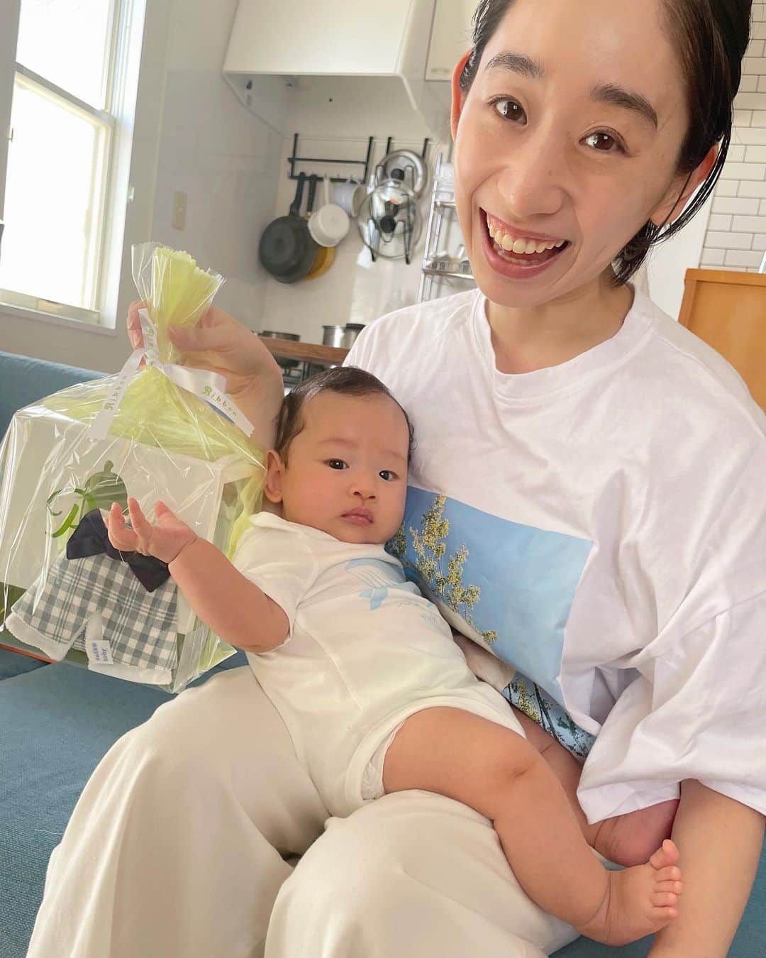 椎名琴音のインスタグラム：「息子とわたし  昨日、今日の息子とわたしです。 お友達がきてくるてプレゼントいただきました！ 母も来てくれてパフェ食べにいったよ 来客があると本当にうれしい🙌🏻  もっともっと2人で出かけたいな。  今朝は、マクドナルドのCM 「約束のハッピーセット」というのを 偶然YouTubeの広告で見て そのままフル尺見てうるうるしました。 旦那さんにも見せたら、もっと泣いてた😂  見てない方ぜひ見てみてくださいな めちゃくちゃいいから！！  いっしょに プールにもいきたいし、 水族館にも 風鈴を買いにも 長靴見たり アイスクリームつくったり。  はやくいっしょにやりたいなー  でもね 今は今でもちろん可愛いの。 それも楽しまなきゃね  最近の嬉しいことは 目が合うと笑ってくれること。  毎回じゃないけど、 向こうの機嫌が良くて ぱっちり目が覚めてるとき にこにこーーって けたけたーって笑うの。  そしたら、家事も裁縫もやめて すぐ飛んでいっちゃう。  チャンス！と思って たくさん遊びます。  あとは、絵本を読むこともマイブーム。 どう見えてるんだかわからないけど ちゃんと見てるように見えます。  大きくなっても なるべく絵本で満足してくれたらいいな。  わたしもいろんな絵本読んでみたい。  この前、ナナちゃん（おばあちゃん）が買ってくれた絵本 「ホットドッグ」 作・絵：ダグ・サラティ 訳：矢野顕子 を毎日読んでいます。 矢野顕子さんの翻訳だから買ってみたけど、絵も力強くて可愛くて最高です。もちろんお話も素敵。  最近出版されたみたい 気になった方ぜひ見てみてください👋🏻」