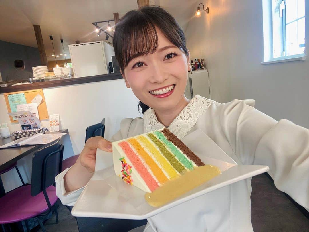 南雲穂波のインスタグラム：「美しくて美味しいケーキ🌈 8月の#絶景めし は"カフェスイーツの世界"でした🌏  二店目に登場したのは… café 福 岐阜県瑞浪市にあるイタリアンカフェ. パスタやふわふわオムライスが楽しめて、ランチに+350円で食べられる手作りケーキも大人気です.  🍽レインボーケーキ 白いケーキを切ると…雨上がりにかかった虹と見違えるほどに美しすぎる断面が出現！ その姿はまるで北海道#美瑛町 にある展望花畑#四季彩の丘。の夏の様子のよう✨  全て違う味の6種類のスポンジを焼いていて、見た目が美しいだけでなく味にもこだわりたっぷり. 複数の層を一緒に食べても美味しくて、私が好きだったのは、イチゴ・レモン・オレンジ/抹茶だけ/ココア・ミントという分け方です♩  しっとりきめ細かなスポンジで、口に入れた瞬間ふわっとなくなっちゃいます♡ クリームも甘さ控えめでとっても軽いですよ〜😽  #レインボーケーキ #cafe福 #ドデスカ！#メーテレアナウンサー #南雲穂波」