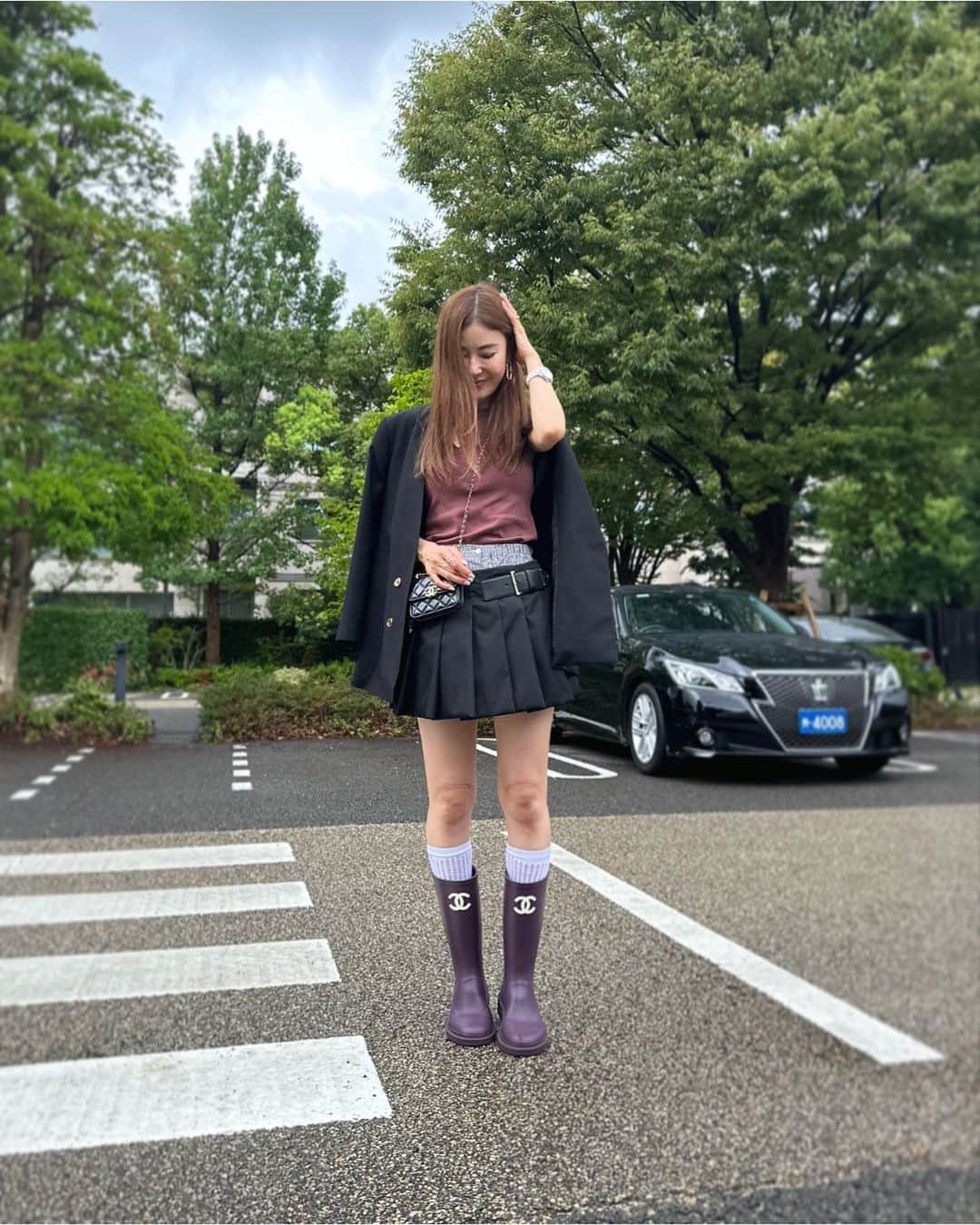 kiyomi medeirosのインスタグラム：「今日は雨がザーっと☔️降ったり止んだりだったのでレインブーツにしました☺️  tops…#operasport inner…#calvinklein  skirt…#prada jacket…#patou rainboots,bag…#chanel  #fashion#outfit#ootd#cordinate#style#ファッション#大人可愛いコーデ#レインブーツ#雨の日コーデ#ソックスコーデ」