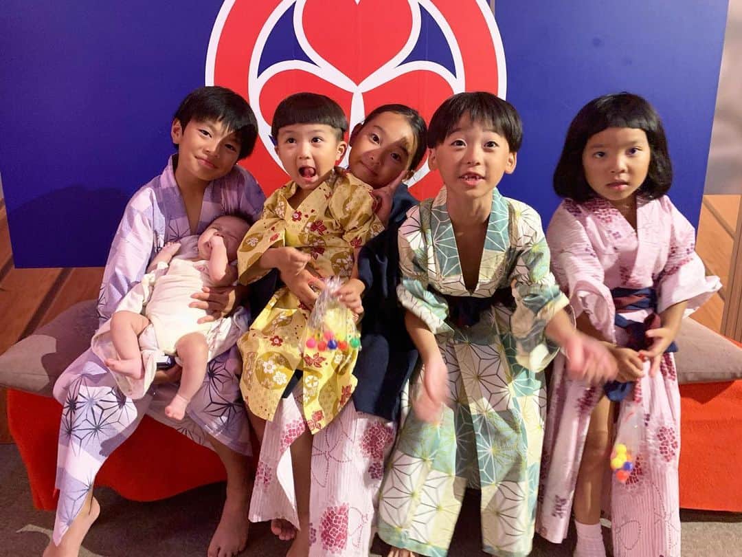 あゆちゃんのインスタグラム：「👦🏻👼🏻👶🏻🧒🏻👦🏻👧🏻 ⁑ ⁑ なんとか撮れてた奇跡の6人shot🤣🫶🏻 ばーば連れて行ってくれてありがとう🥰 過呼吸なるくらいには笑い転げて楽しかった🤟🏼 ⁑ ⁑ #マゴレンジャー #個性豊かな6人 #生まれてきてくれてありがとう #夏休み #いとこ」