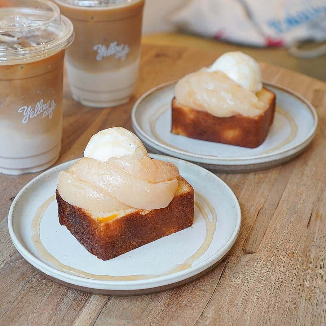 ぱんもんのインスタグラム：「⠀⠀⠀⠀ ＼ 駒沢公園のカフェ ꪔ̤̮♥ ／ ⁡ YELLOW KOMAZAWA KOEN ◇ピーチパウンドケーキ withアイスクリーム 750円 ◇アイスラテ 550円 ⁡ 定期的に伺っているYELLOWさん☺︎ 扉近くの席はペット可なので いつもは愛犬と一緒ですが、 この日は久々のざるちゃんと一緒に👶🏻🤍 ⁡ 桃の果肉入りのしっとりパウンドケーキに トロトロの桃のコンポート バニラアイス🥧🍑🍨 ⁡ 涼しい店内で美味しいアイスラテと一緒に 至福のひと時でした👼🫶 ⁡ #yellowkomazawa #yellowkomazawakoen #クロワッサン #クロワッサンサンド #駒沢公園カフェ #駒沢公園モーニング #駒沢公園ランチ #駒沢公園 #世田谷カフェ #世田谷モーニング #ペット可カフェ #店内ペット可 #いちごのタルト #東京カフェ #カフェ巡り」