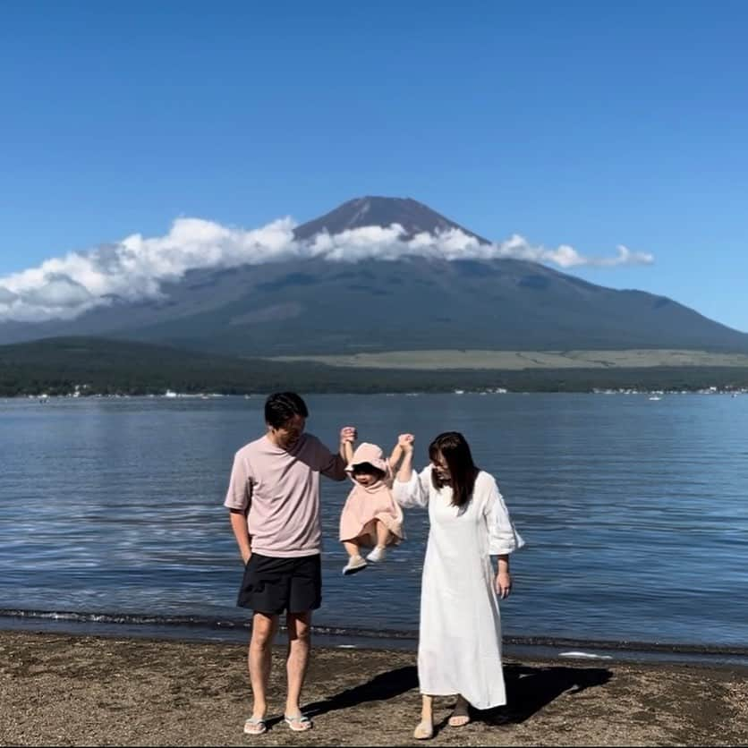 鈴木美穂さんのインスタグラム写真 - (鈴木美穂Instagram)「今年も山中湖で富士山と自然と家族との時間を満喫してきました！  今月1歳半の娘も大はしゃぎ。 やっぱり自然はいいなと再認識する今日この頃です。  この夏まで12年間京都と山中湖の二拠点居住をしているお義母さん。 私たち家族が山中湖に通うきっかけを作ってくれて、感謝しています。」8月13日 20時52分 - mihosuzuki_hamamatsu