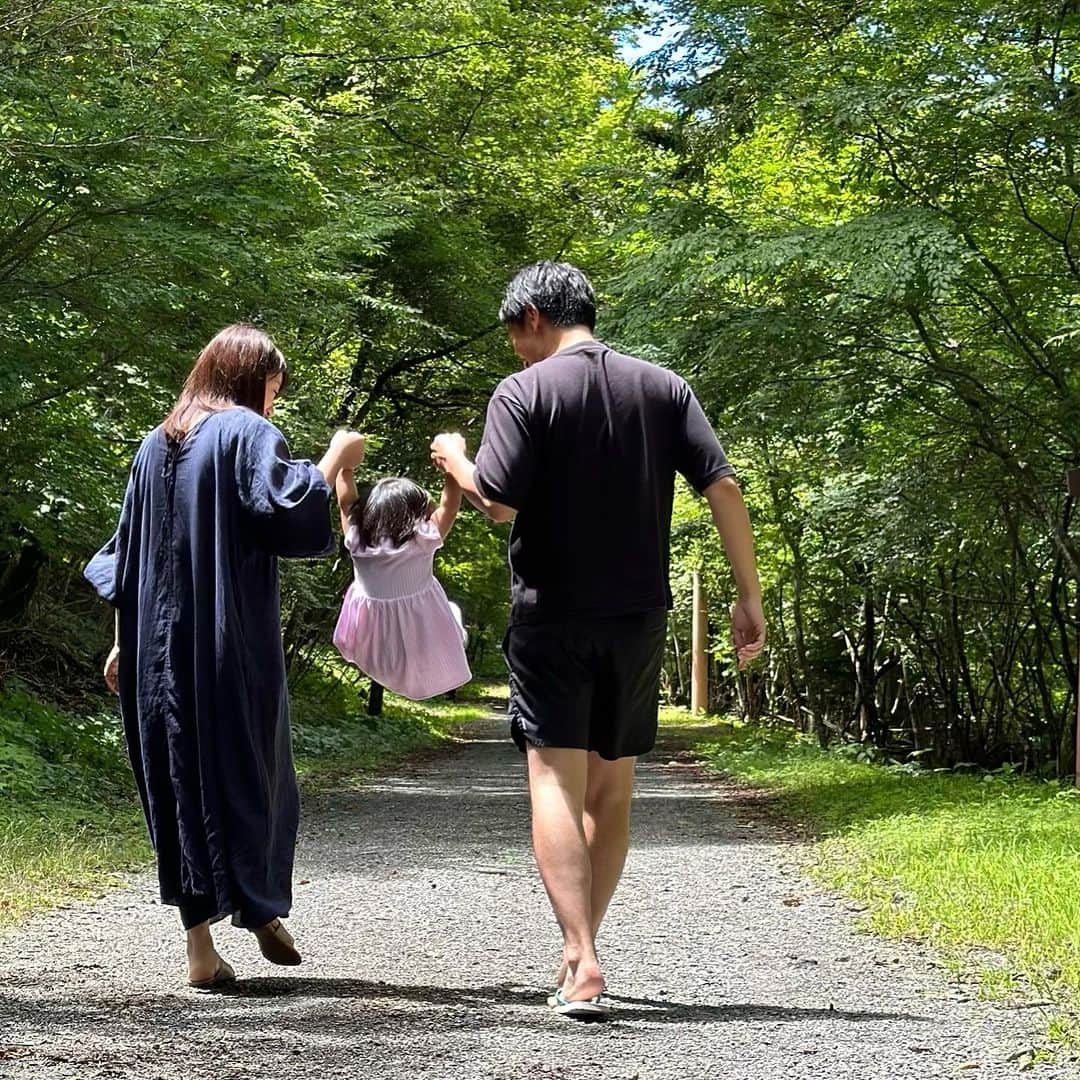鈴木美穂のインスタグラム：「今年も山中湖で富士山と自然と家族との時間を満喫してきました！  今月1歳半の娘も大はしゃぎ。 やっぱり自然はいいなと再認識する今日この頃です。  この夏まで12年間京都と山中湖の二拠点居住をしているお義母さん。 私たち家族が山中湖に通うきっかけを作ってくれて、感謝しています。」