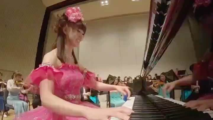 さゆりのインスタグラム：「さゆりの夢にもみなかった夢🌟 『ピアノコンチェルト』の本番動画全編🎶音声の田中さんが持ってて下さったです〜😭  #手元になかった全編🎶 #田中さん持ってて下さってありがとですー #何年か前 #世界的指揮者佐渡裕先生の🌟🎶 #スーパーキッズオーケストラのお仕事のお陰で出会えた🎶 #指揮者加藤完ニ先生にお誘い頂いて💕 #夢にも見れない夢を叶えて頂きましたぁ〜😭 #ラプソディインブルー🎹 #本番緊張しちゃったけど💦😖 #せっかく夢を叶えて頂いたし🤩 #なくなってた全編動画が舞い降りたので🎶 #恥かしながら💦😅 #youtubeの方でまた全部流させて下さいませ🎶 #インスタでは #ぶつ切りの投稿でごめんなさいです〜🤣 #素人にお付き合い下さった #完ニ先生🌟 #指導頂いた木村貴子先生💖 #伊丹シティーフィル管弦楽団の皆様💖 #満員のお客様💕 #ほんとに有難うございました〜🤣🎶 #かつみさゆり　#さゆり #ピアノコンチェルト　🎹 #ガーシュイン　#ラプソディインブルー」