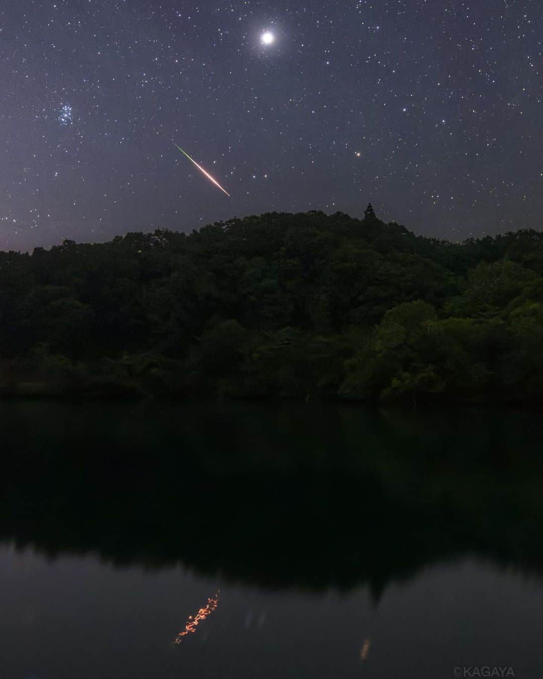 KAGAYAのインスタグラム：「木星とすばるがそろって昇ったところに、ペルセウス座流星群の流れ星が飛び込みました。 ひときわ明るい星が木星、左の星の集まりがすばる（プレアデス星団）です。 （本日未明、富山県にて撮影）   #星空 #starphotography #sonyalpha #α7rv」