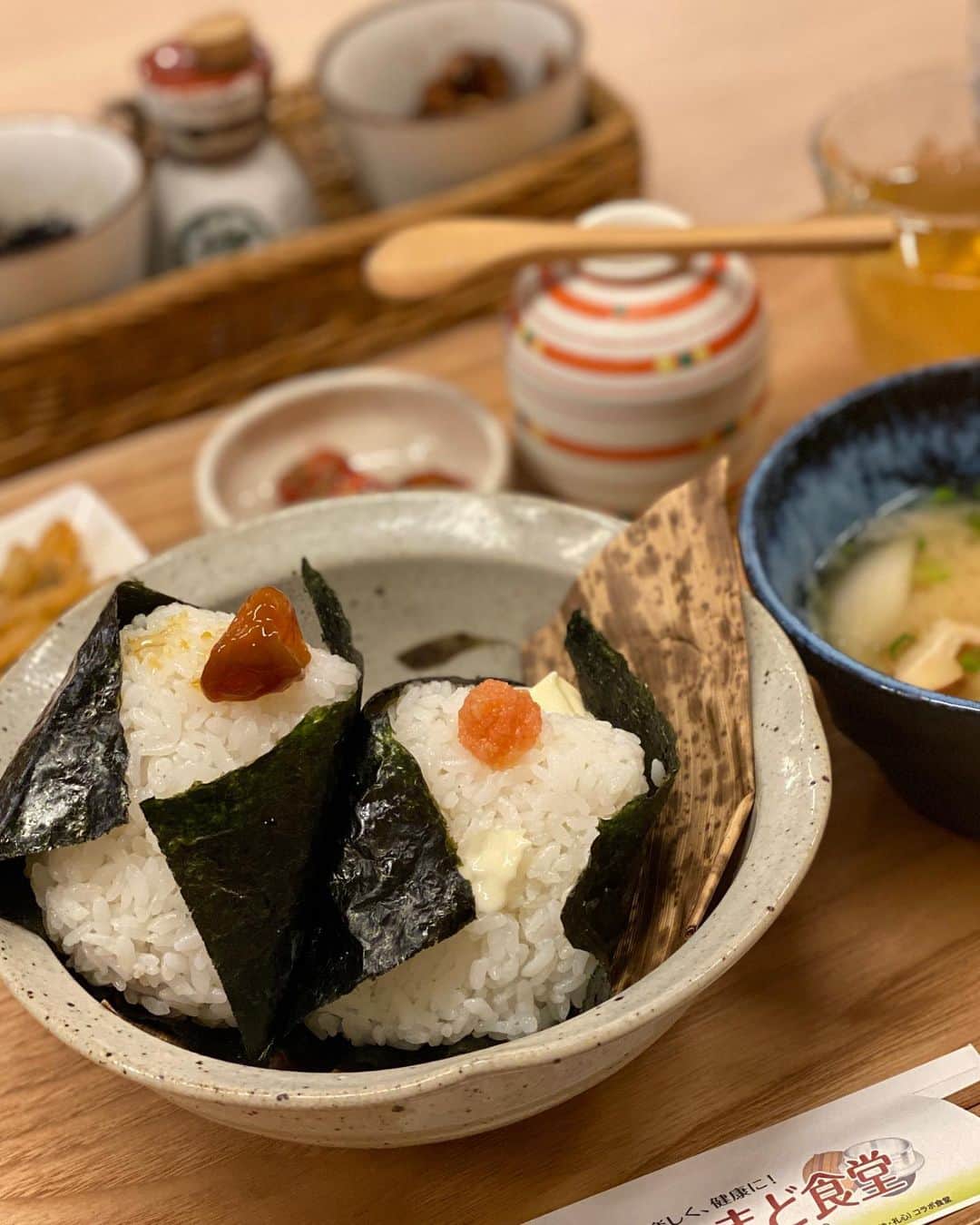前川由希子のインスタグラム：「・ 🍙ランチ🍙  最近、おにぎりのお店増えたよね〜。 子どもの頃、「夜ごはんの白米をおにぎりにして！」 とねだってたくらい、おにぎり大好き人間なので、 嬉しー😆  ということでおにぎり目指して薬膳かまど食堂へ。 @kamadoshokudo   おにぎり1種→800円 おにぎり2種→950円 小鉢は3つ選べます✨  明太子マヨネーズと卵黄醤油漬け（+100円）を。 かまどで炊いたごはんがふんわり握られていて、 もうたまらない♡ かなり大きいけど、ホワホワふんわりなので、 ペロッといけます！  おにぎりって、ホントに食べ飽きないわ。  【薬膳 かまど食堂】 福岡市中央区赤坂１丁目９−１ 11:30〜15:00/17:00〜21:00 日曜日定休  @kamadoshokudo  #薬膳かまど食堂  #おにぎり  #おにぎり屋  #おにぎりランチ  #福岡グルメ  #福岡ランチ  #福岡おにぎり  #福岡おにぎりランチ  #赤坂グルメ  #赤坂ランチ  #赤坂おにぎり」