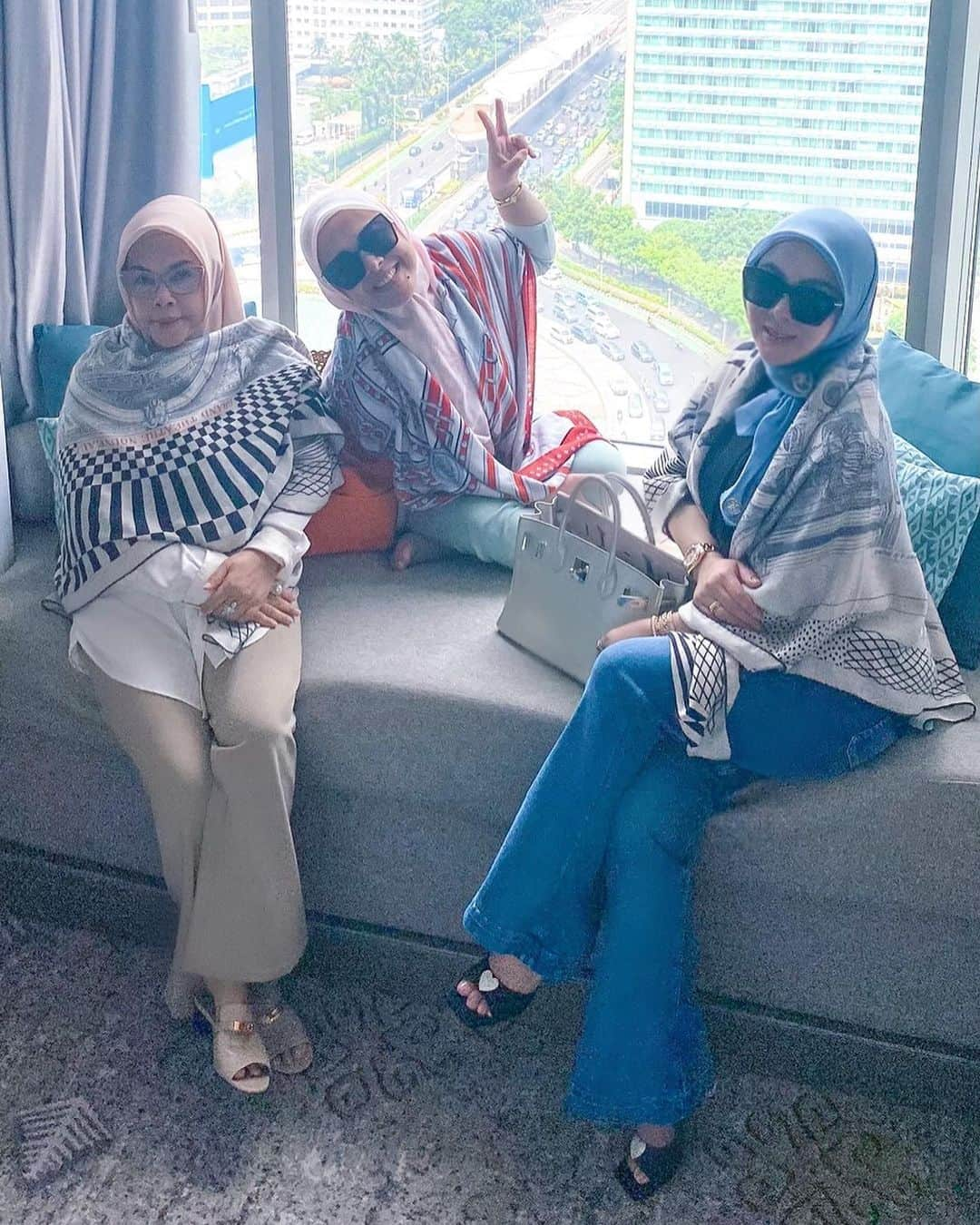 Syahriniさんのインスタグラム写真 - (SyahriniInstagram)「•  ~ Semalam Di Jakarta Bersama Keluarga Tercinta ~  _____________________ ~𝓢𝓨𝓡~ _____________________  #PrincesSyahrini #Jakarta_August2023」8月13日 20時49分 - princessyahrini