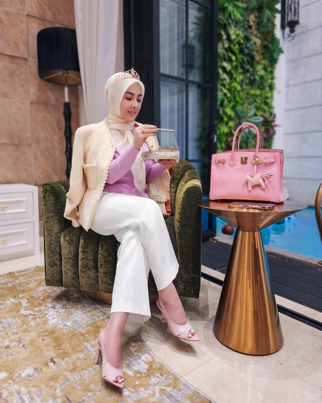 Syahriniさんのインスタグラム写真 - (SyahriniInstagram)「•  ~ Semalam Di Jakarta Bersama Keluarga Tercinta ~  _____________________ ~𝓢𝓨𝓡~ _____________________  #PrincesSyahrini #Jakarta_August2023」8月13日 20時49分 - princessyahrini