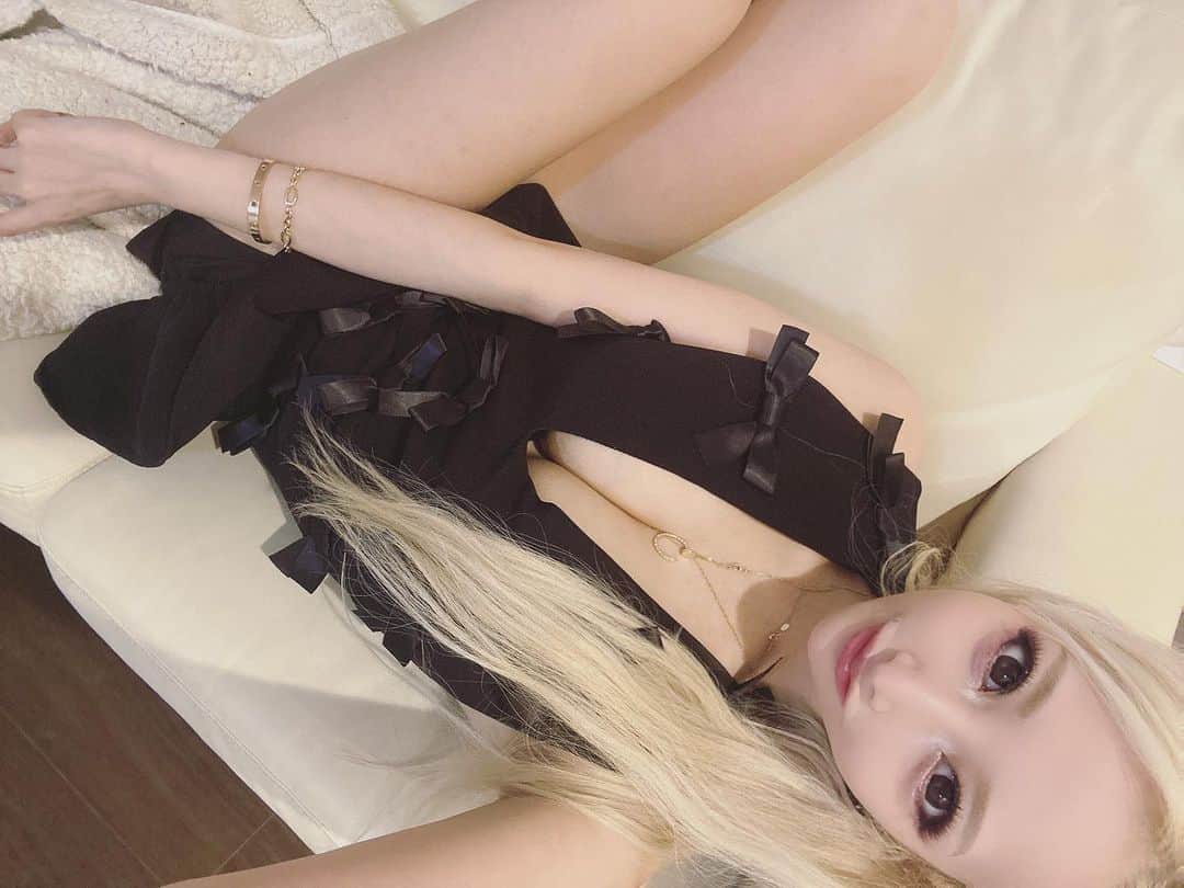 のインスタグラム：「コンパクトにソファにハマった🥺 筋トレがんばろ♡」