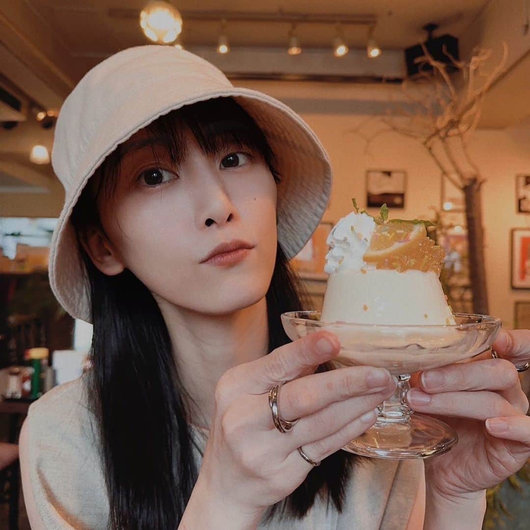 松井玲奈のインスタグラム：「らぶなりおちんと過ごすおやすみ リフレッシュ！明日からも頑張ろ！！ みんなはどんな1日だった？ 📷@rio_uchida」