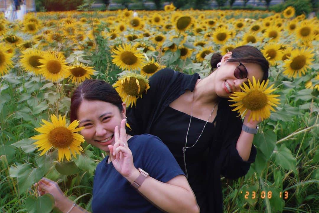 二宮愛のインスタグラム：「🌻🌻🌻🌻🌻 #sunflower #festival  I hate going out when it’s humid and hot, but sunflowers were out there waiting.」