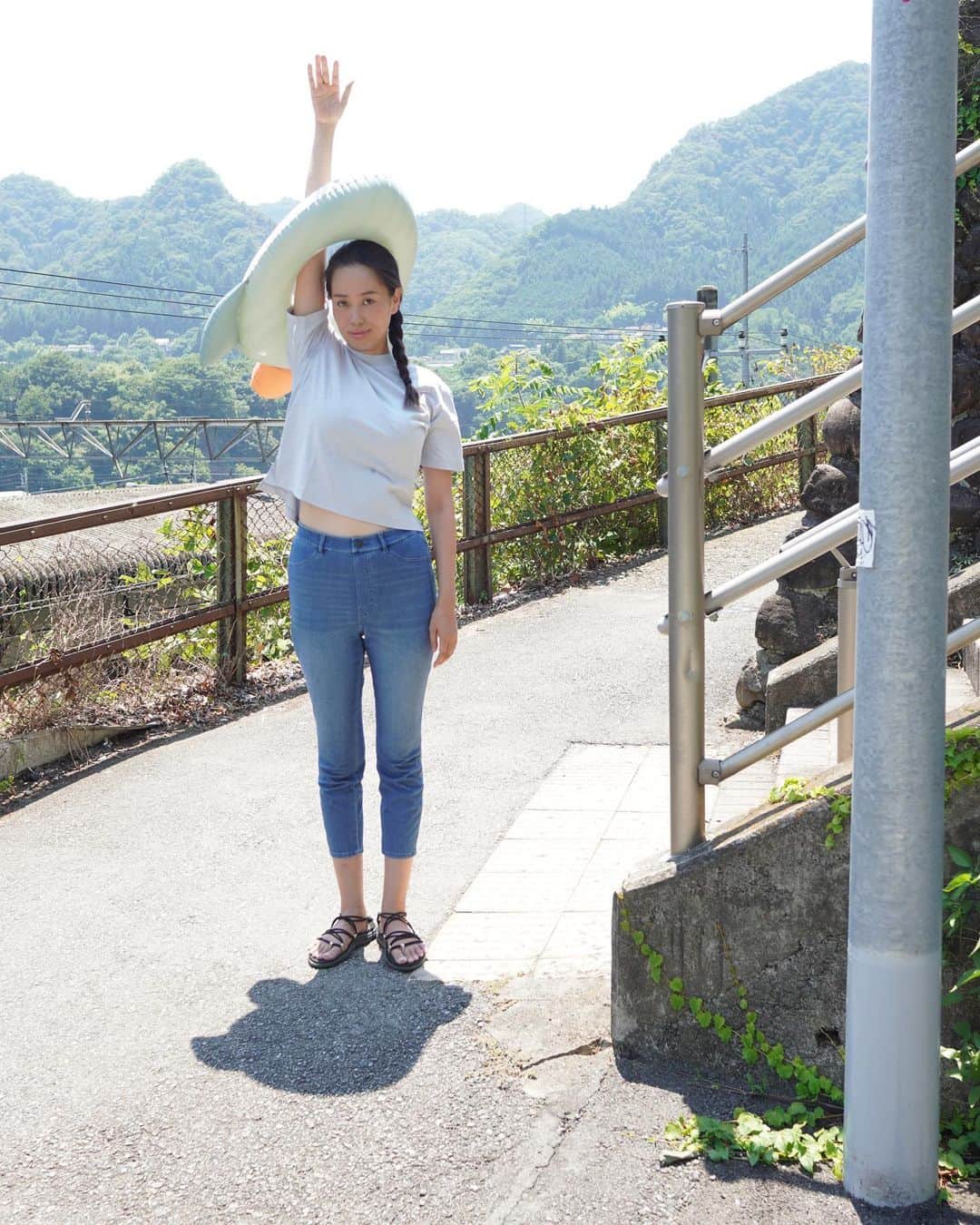 片山瞳のインスタグラム：「山へ行こう♪次の日曜♪ 昔みたいに雨が 降れば川底に 沈む橋超えて♪  #shooting  #portrait #photoshoot #photo #photography  #hitomikatayama #片山瞳」