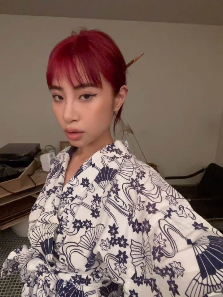 Juriのインスタグラム：「🪭  髪をそめました、かんざしブーム🪭🪭 浴衣は部屋着」