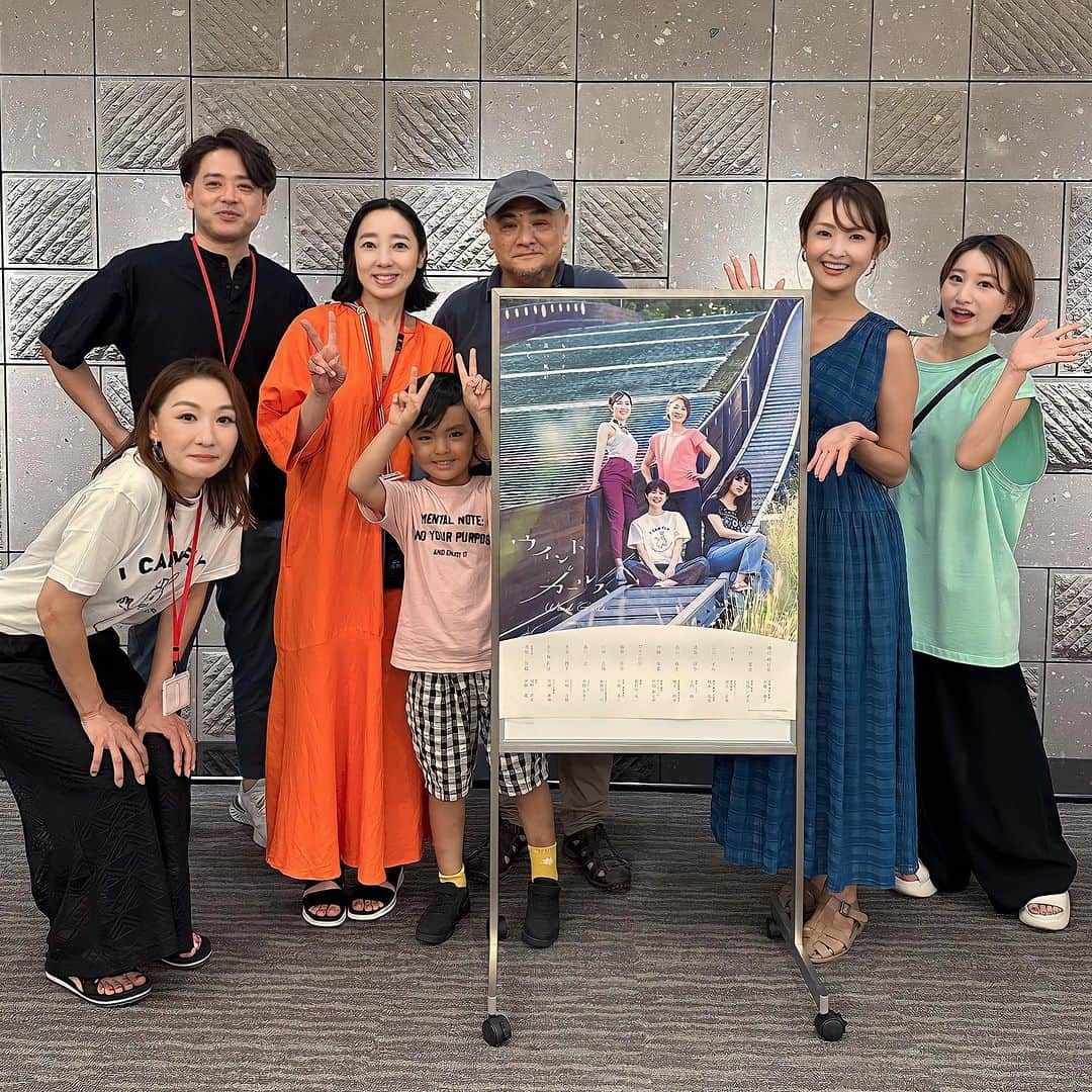 大西暁子のインスタグラム：「大橋泰之監督の 『ウィンドガールズ』の上映会に行ってきました✨  熱い気持ちや優しさ、ぷぷっとなる面白さと  私が感じる大橋さんのお人柄そのままを 作品を通じて感じました！映像も美しかった…🥹　　　 　  見終わった帰り道は 体がふんわり軽くなるハッピーな気分に🪽💓💓💓 とりあえず息子とテレマーク挑戦した。笑 　 この映画を通して私と同じように女子スキージャンプを 身近に感じる方がさらに増えていきますように！！！  　　  私のホームページやプロフィール写真でカメラマンの大橋さんとしてデビューからお世話になり続けてきましたが  映画監督のお姿を見られるなんて、感動です🥹  熱い気持ちも知っていたからこそ 更に特別な感情が湧いてくる。  大橋監督本当におめでとうございます！ 　 　 出演している山田いずみさんや溝口明日花ちゃん  馴染みの皆さまとも再会できて 札幌らぶを感じる1日でした🥰　 　 札幌ただいまー！　 　 @macaroni0084  @izumi0828  @mizosuka___  @37room_official  @kumikowa__duetta  @drumino_k4k2   #ウィンドガールズ　#札幌　#女子スキージャンプ　#大橋泰之監督　#山田いずみ さん　#高梨沙羅 さん #五十嵐彩佳 さん #吉泉賀子 さん」