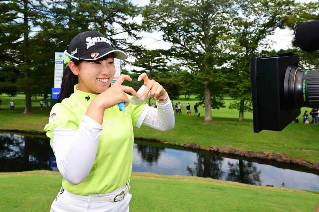 菅沼菜々のインスタグラム：「#nec軽井沢72ゴルフトーナメント  初優勝することができました！苦しい場面もありましたが今日は大好きなアイドルになりきって、笑顔でやりきりました！🫣笑   なかなか勝てなくて、本当に悔しくてもう勝てないのかなって何度も思ったりもしました。  でも諦めずに頑張ってきてよかったです🎀  たくさんのご声援本当にありがとうございました😭❤️  この一勝をバネにもっともっと活躍して、自称アイドル風ゴルファー頑張ります！🫶🏻🎀笑」