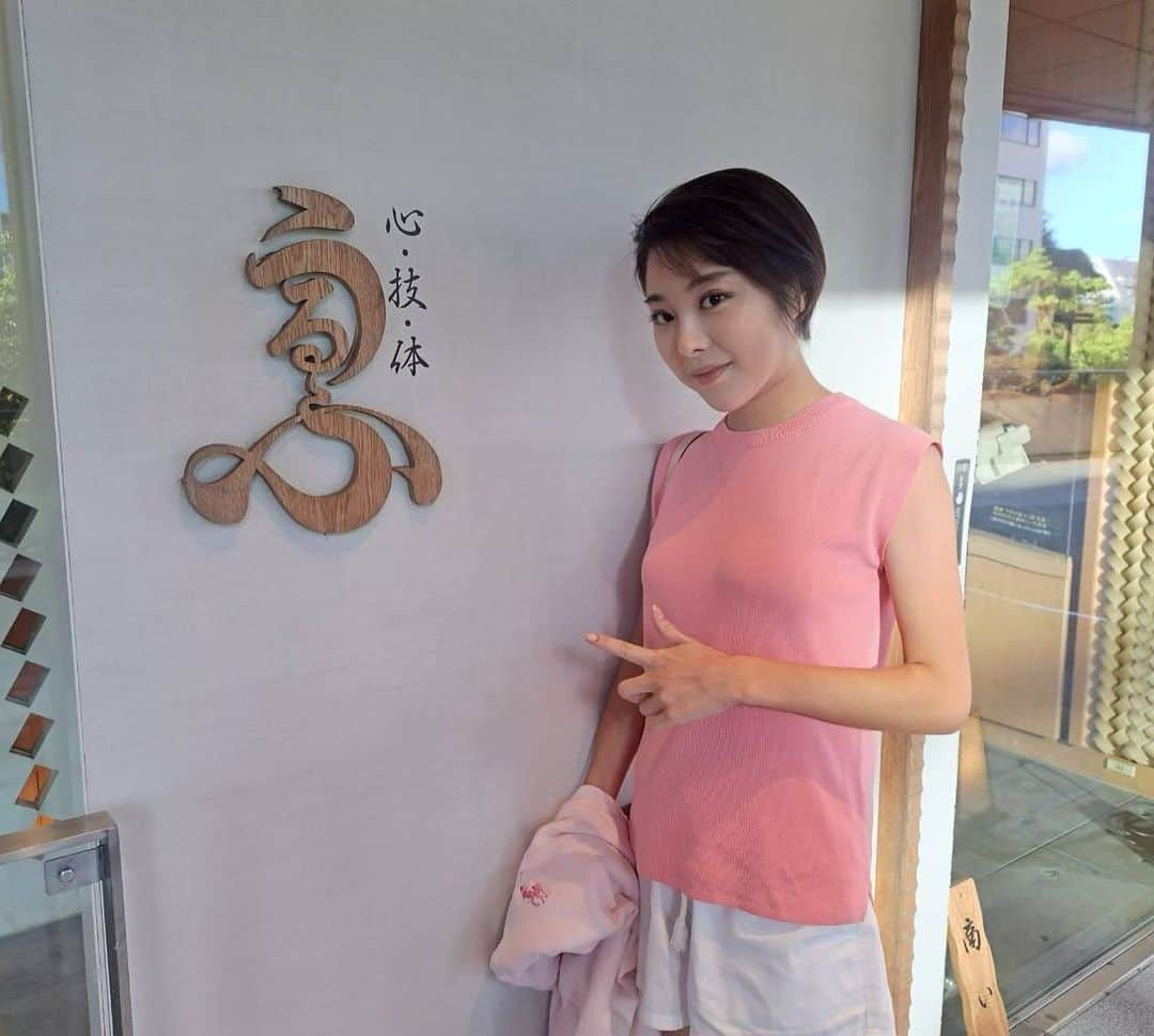 野田すみれのインスタグラム：「愛宕ヒルズ🫶 すっぽんとふぐの店🫶 心.技.体、うるふ🫶  元横綱千代の富士関監修の 白木造りの店内☺️ カウンター、テーブル、座敷席あり⭐️ 大人の和食いただいたよっ🍲🫶  . . .  #千代の富士 #心技体うるふ  #芝ゴルフスタジオ #野田すみれ #すっぽん #ふぐ」