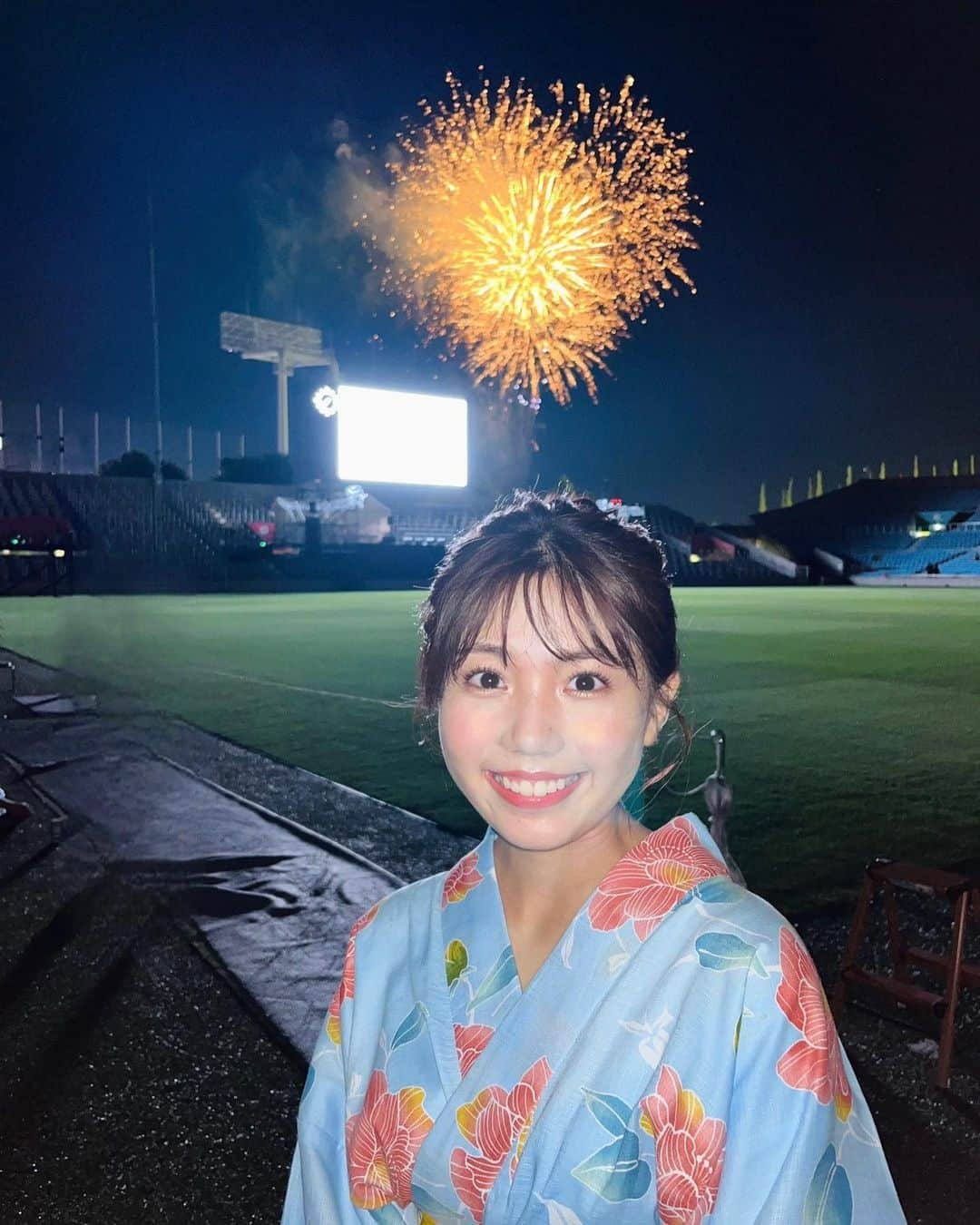 鈴木新彩のインスタグラム：「2023神宮外苑花火大会、秩父宮ラグビー場で司会をさせていただきました！ 久しぶりの花火大会、夜空に咲く花火と観客の皆さんの歓声に心が華やぎました🌻 そして花火の前後にはアーティストの皆さんのライブ！どちらも大切な夏の思い出になりました🥰 神宮球場で司会をされていた美桜さんとも終演後に写真を🤍たくさん助けていただき、ありがとうございました😭😭 夏まだまだ頑張るぞ〜💪  #神宮外苑花火大会　#花火大会 #花火#花火🎆 #🎆 #🎆🎇 #浴衣　#浴衣ヘア #浴衣コーデ」