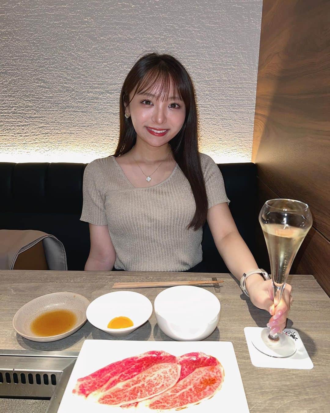 のインスタグラム：「8月12日グランドオープンしたうしごろ池袋店 @ushigoro_yakiniku で厳選国産黒毛和肉を堪能！  池袋限定“極み”コースをいただきました。どれもとろける美味しさでとっても幸せな時間でした。 キャビアタルタル、ヒレカツスライダーバーガーが特にオススメ🐃 感動🥹  落ち着いた大人な空間でゆったり過ごせます。  また大好きなお肉を食べた〜い！  #うしごろ #焼肉 #肉 #池袋 #池袋グルメ #グルメ #グルメ女子 #pr #yummy #yakiniku #tflers #ootd #instadaily #思い出 #コーデ #ニット #ロングヘア #休日 #japan」