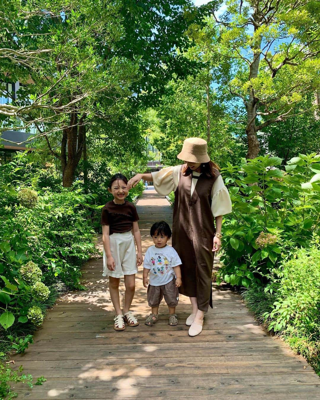 satomiのインスタグラム：「🌿🌿  緑がたくさんで好きな場所🍃  妹とランチした日のコーデ☺️ ブラウン×ホワイトで🤎🤍  ふうともオフホワイトか アイボリーのお洋服に したらよかったなぁ🥹  🧒🏻 tops #しまむら pants / sandal #バースデイ #teteatete   👧🏻 tops #grshimamura  pants #grbirthday #tinymanon  sandal #shein  👩🏻 hat / one-piece / sandal #しまむら #talbyyumi  tops #しまむら  #7歳 #1歳7ヶ月 #生後19ヶ月 #令和3年ベビー #6歳差 #6歳差姉弟 #姉弟 #小学生 #小学2年生 #小2 #riina93linkcode #リンクコーデ  #姉弟コーデ #姉弟リンクコーデ #親子リンクコーデ #淡色コーデ #プチプラコーデ  #夏休み」