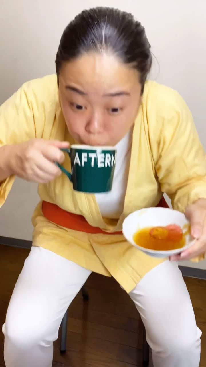 大納言光子のインスタグラム：「乃木さんと野崎さんが真面目に話す中、1人食べまくり、初めてのところてんの酸っぱさに悶えるドラムものまね🥁👍  #VIVANTep4  #未公開シーン #VIVANT #ドラム #ドラムものまね #富栄ドラム #日曜劇場   @tbs_vivant  @tomisakae」