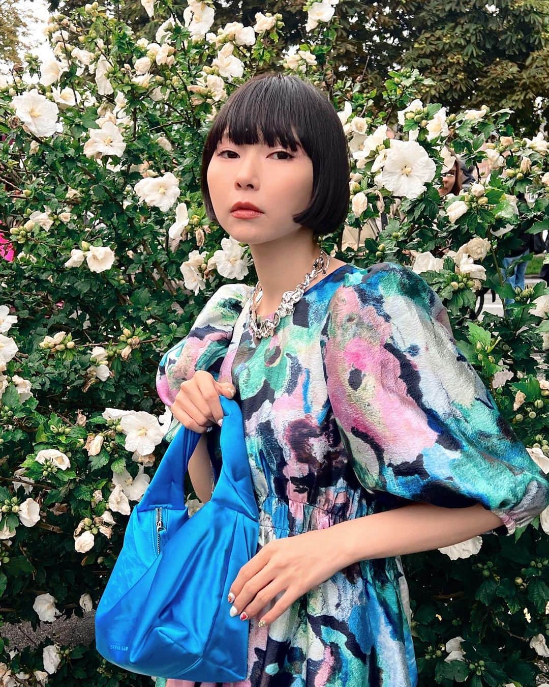 のインスタグラム：「Stine GOYAのドレスアップでショーへ🩵最後のジャケットもGOYAのだって…ほしい…可愛い…  来年もメタリックやグロッシーな素材は引き続き大人気だね🩵 水色も🩵  シルバーやゴールドアイテム集めたくなってきたー！！！ ぎゅふふふー！去年のうちじゃ考えられないね！  毎年気になるものが変わったり 世界と共に心が変化したり なりたい自分像が変化していくからファッションは楽しいねー💕💕💕💕  そういう心の声に耳を澄ませることも大切だね！  どこかへ出かけるのも SNSで好きなものを見るのも お買い物をするのも ワクワクを抱きしめている証拠だね！無駄じゃないよ、きっとね！  みんなは最近どんなの気になりますか🐩☁️？  #stinegoya @cphfw  #Copenhagen#Denmark #cphfw #コペンハーゲン#デンマーク」