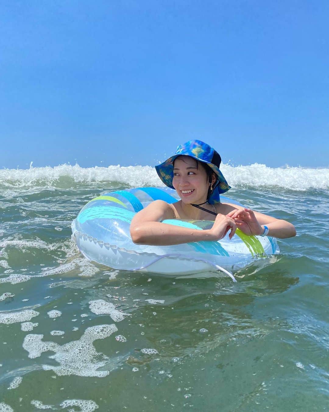 高里絵理奈のインスタグラム：「. 　 夏🌞  年々日焼けを気にするようになりましたが 海水浴 最高ですな🏝 　 浮き輪でサーフィン  めちゃくちゃ楽しいので是非🐠 　 　 #海」
