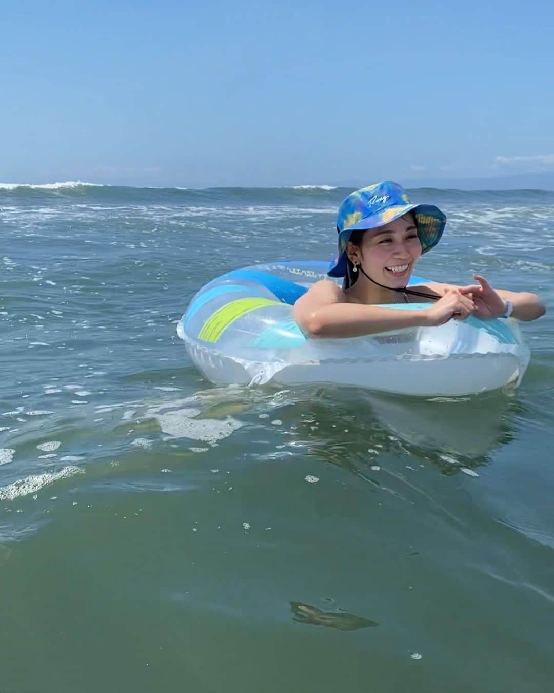 高里絵理奈さんのインスタグラム写真 - (高里絵理奈Instagram)「. 　 夏🌞  年々日焼けを気にするようになりましたが 海水浴 最高ですな🏝 　 浮き輪でサーフィン  めちゃくちゃ楽しいので是非🐠 　 　 #海」8月13日 21時17分 - erina__takazato