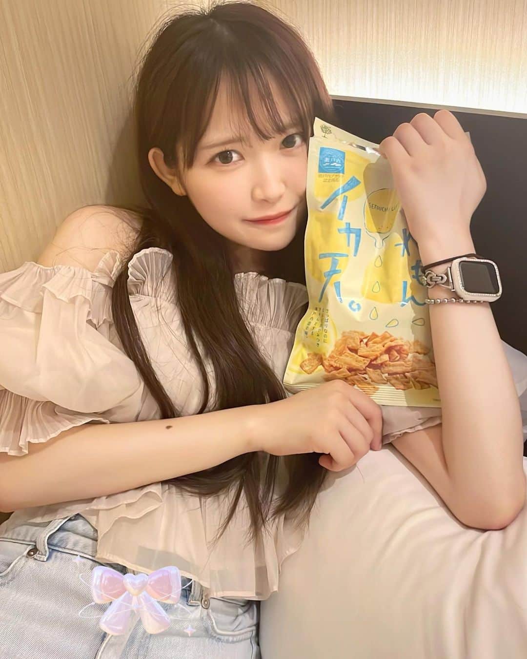 反田葉月のインスタグラム：「iPhoneモードが1番盛れる🫶🏻  一緒にロッキン行った幼馴染が来てくれてお土産くれたあ好きなやつ～🍋」