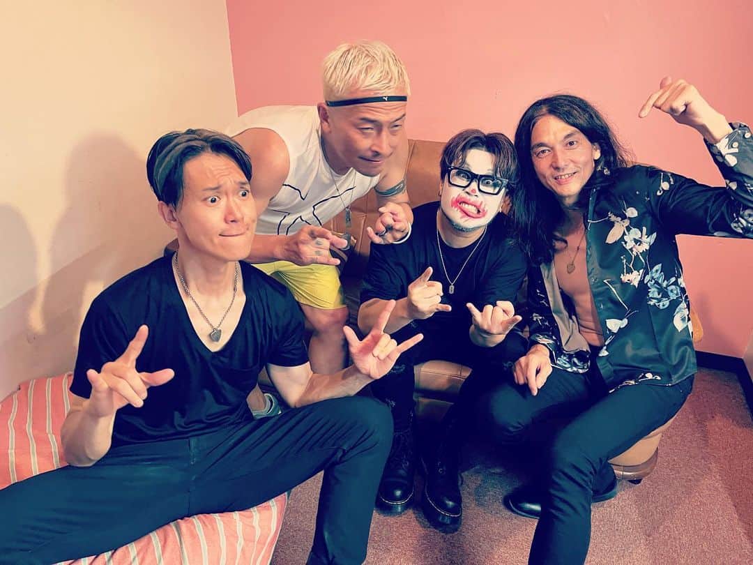 SHINPEIのインスタグラム：「8/13(日)二子玉川ジェミニシアター ⁡ SHINPEI SOLO LIVE ～Roots～ vol.6 -HARD ROCK SESSION- ⁡ 俺が影響を受けてきた数々のロックソング ⁡ いつかそれを集めてライブをやりたいと夢見ていました ⁡ それを実現させてくれたのは、最強の音を持ったこの3人 ⁡ 団長のどんな音圧も乗り越えていくロックな歌声 黒瀬さんの突き抜けるドラムのヒット音 満園さんのアンプが燃えるんじゃないかと思うようなゴリゴリベース ⁡ 全てが僕のイメージを超えていく音の数々で、素晴らしいライブになりました ⁡ これは続編に乞うご期待！ ⁡ 来てくれたみんなの顔を見ていたけど、きっと俺と同じくらい楽しんでくれていたよね 遠くから配信を観て応援してくれたみんなも、本当にありがとう 最高の思い出となる時間でした！ ⁡ ありがとう★今夜は興奮してなかなか寝付けないかも、、、笑」