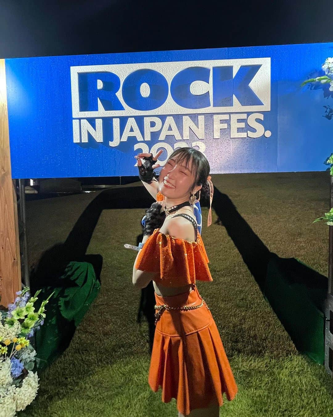 段原瑠々のインスタグラム：「🔥  ROCK IN JAPAN FESTIVAL 2023 幸せな一日でした〜！！  夜のPARK STAGE、土砂降りの中、最高の夏の思い出ありがとうございました🫶  楽しすぎた     #RIJF2023 #ロッキン #juicejuice #段原瑠々」
