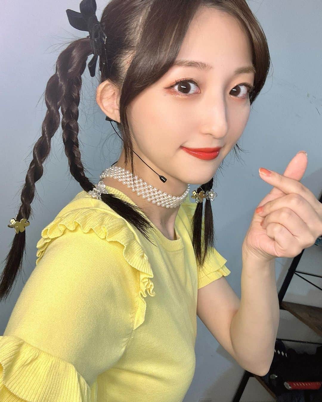 石井陽菜のインスタグラム：「⁡ ⁡ ⁡ トキイベの１部のヘアスタイルは 韓国っぽい感じにしてもらいました🎗️ ⁡ ツインテールにしてから1本はロープ編み、 もう一本は三つ編みにして可愛い☻ ⁡  今回の私の全てのテーマは「アイドル」でした✨ ⁡ #ヘアアレンジ #ヘアスタイル #韓国アレンジ#韓国ヘアアレンジ」