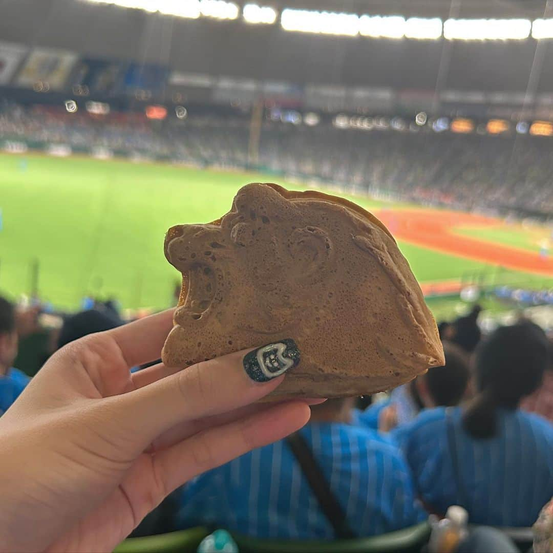 小関舞のインスタグラム：「. この前…🦁💙  ずっと食べてみたかったライオンズ焼き！ 球場グルメが豊富で幸せ🤤  #埼玉西武ライオンズ #ベルーナドーム #野球観戦  #ライオンズ焼き」