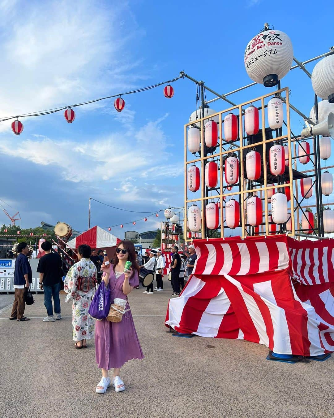 大井智保子のインスタグラム：「🏮ひろしま盆ダンス🏮  旧市民球場跡地、 ひろしまゲートパークプラザで開催されたお祭り ひろしま盆ダンス2023にいってきましたーー🥂🏟️  はじめてだったんだけども もうだいぶ長いことやってるイベントらしいねぇ🎵  明るいうちからのむと酔いますね🤭🤭  夏エンジョイ💃  #夏まつり #お祭り #祭 #まつり #祭り #旧市民球場 #旧市民球場跡地 #ひろしまゲートパーク #ひろしまゲートパークプラザ #盆踊り #盆ダンス #ひろしま盆ダンス #ひろしま盆ダンス2023」