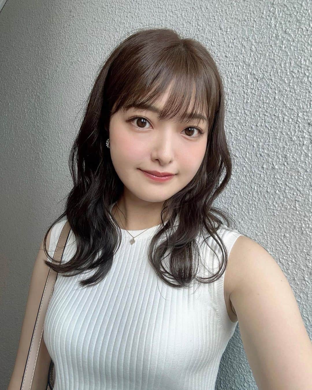遠野愛のインスタグラム：「2023.08.13  久しぶりに美容院とネイルに行けてすっきり〜💛🤍 派手じゃないけど華やかで透明感のある色味が気に入ったけど爪の写りより後ろのにゃんこ優先でセレクトした写真🐈  みなさま、お盆はどう過ごされてますか？ 明日もあさってもお盆休み中もめんたいワイドはいつも通り放送があるのでぜひご覧ください！ アイキャッチではお盆らしい話題をお伝えします☺️」
