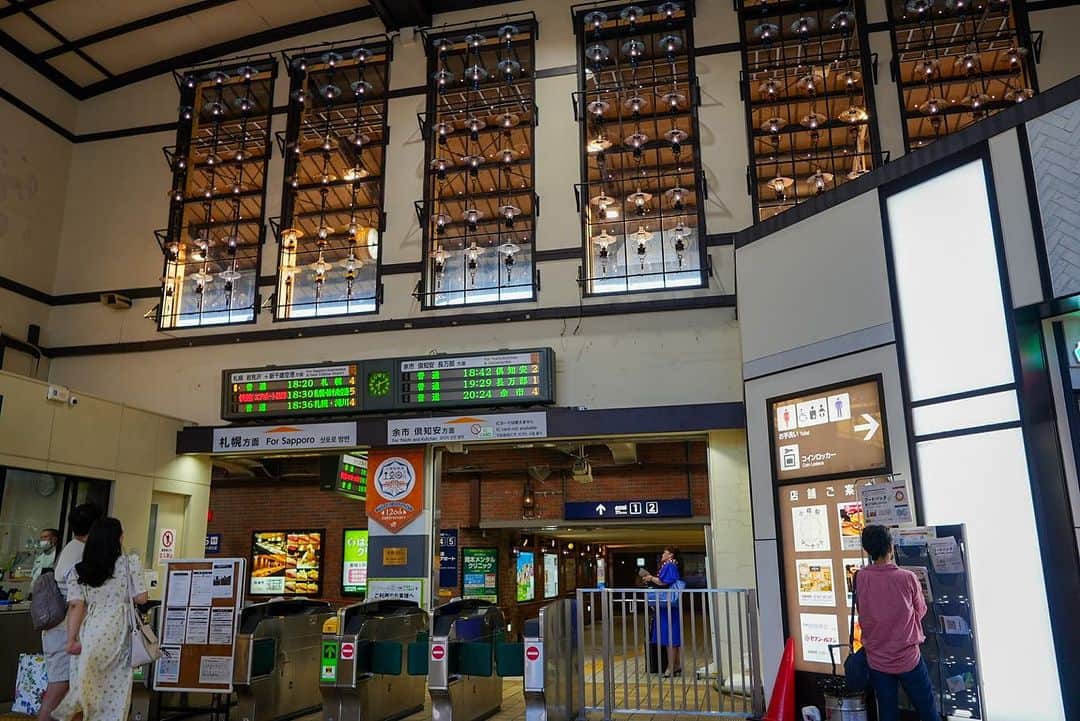伊藤桃さんのインスタグラム写真 - (伊藤桃Instagram)「【#函館本線 #小樽駅 】 少し開いてしまいました💦 函館本線最後の下車駅は… #小樽駅 ！！ 何度かこのインスタでもご紹介したことがある大好きな駅。 というのも… * 2枚目: 明治36年にイギリスから輸入からされた、開業時からの古レールがホームにあるのです。 3枚目: そして、駅にはランプが… この雰囲気が好き🥺💕 * 4枚目: 駅の前には鐘も♡ 昔はホームにあり列車の到着を知らせるために、鳴らしていたそうです。 5枚目: そして裕次郎ホームも！！ 6枚目: 俳優の石原裕次郎さんとの由縁あるホーム。 ちょうど命日のあとだったのでお花が供えられていました。 * 7枚目: そして小樽駅にはポリ茶瓶が売られていたのでゲット！ しかも夕方だったので安売りしてました。ラッキー🥰 8枚目: ここから再び函館本線。 ここからは、これから先も残る区間… 9枚目: 小樽の海をみながら、ふたたび新千歳空港にもどっていったのでした…」8月13日 21時37分 - itomomo_tetsu