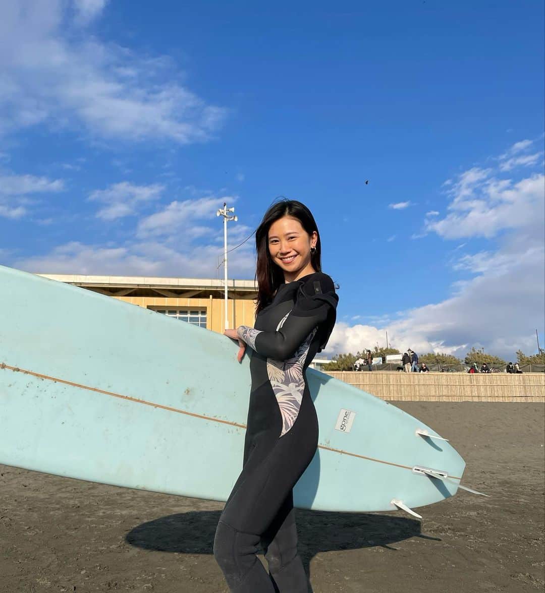 大原実咲季のインスタグラム：「この板でデカイ波に乗ってみたい！  #湘南#鵠沼海岸#サーフガール#サーフィン女子#ロングボード」