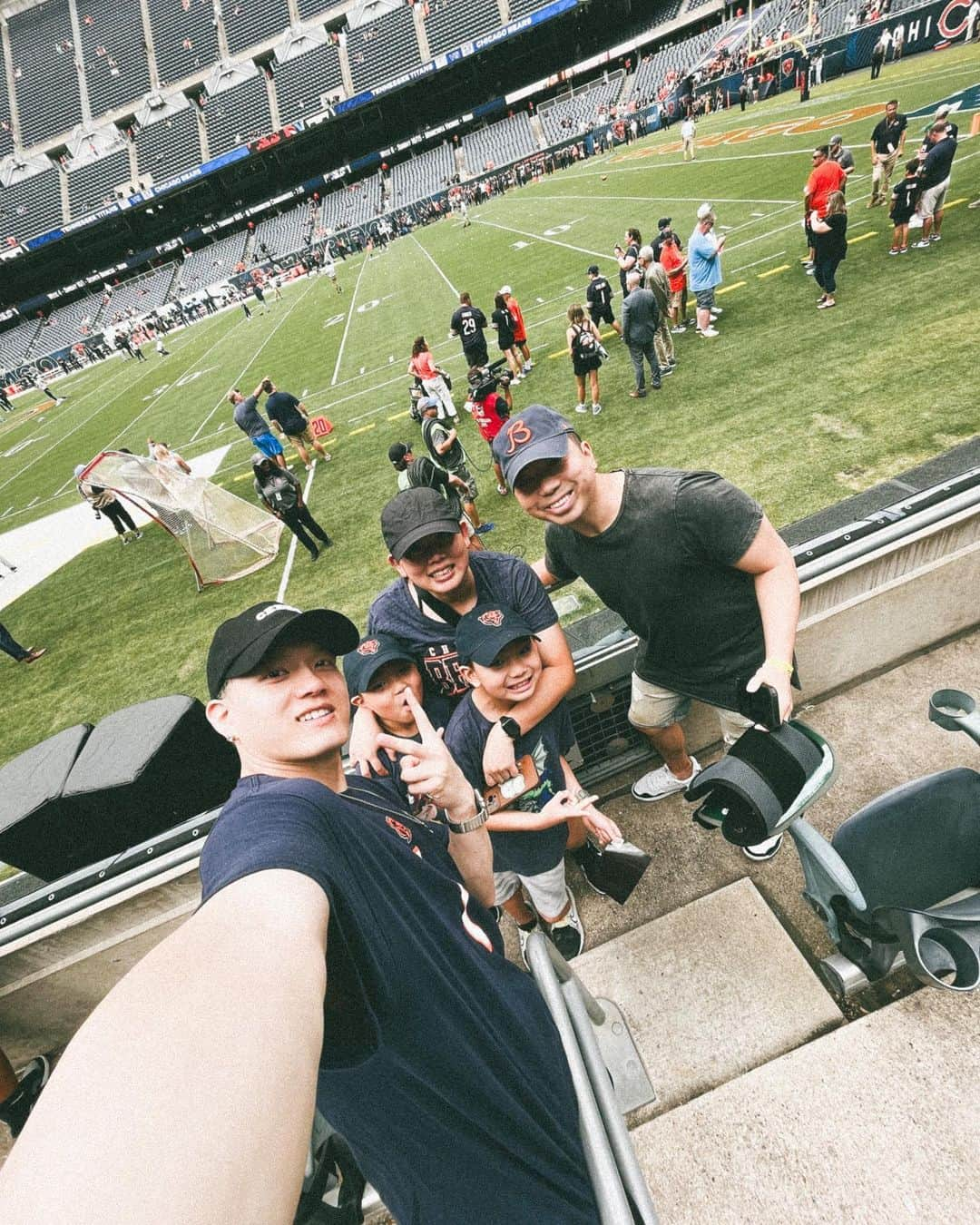 プニエル さんのインスタグラム写真 - (プニエル Instagram)「It was only a pre season game but i got to watch my first @chicagobears game in person! Even better cuz it was with family!   W/ @jennnnnnx3 @therealkairos @jjaxadventures   시즌 시작 전 경기였지만 그래도 미식축구 경기 처음으로 가서 봤어! 가족이랑 같이 봐서 더 굿!」8月13日 21時42分 - btobpeniel