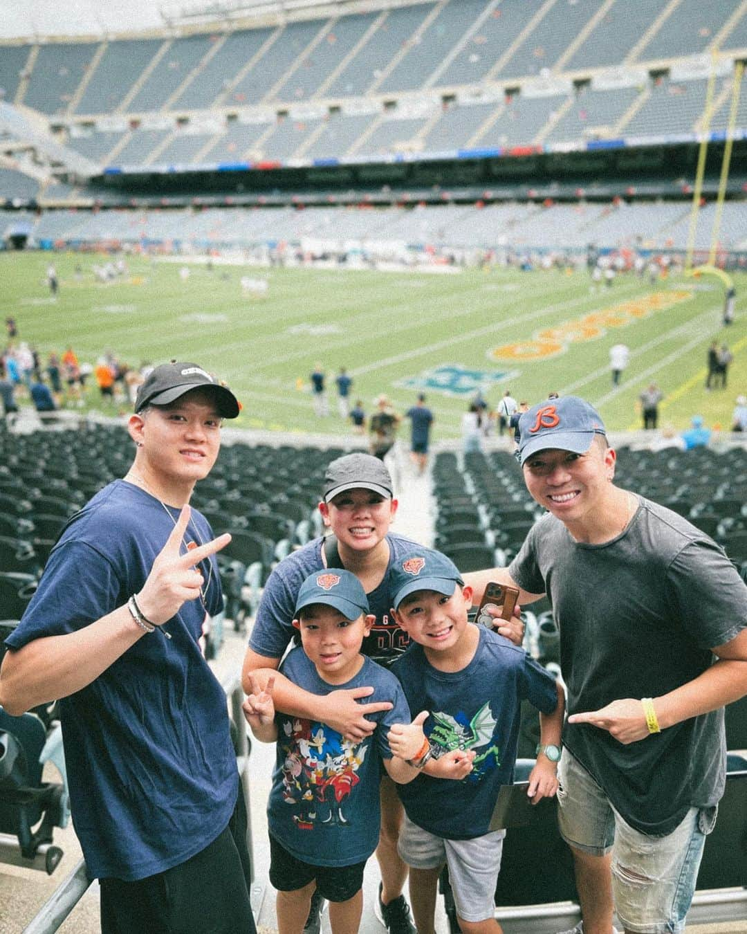 プニエル さんのインスタグラム写真 - (プニエル Instagram)「It was only a pre season game but i got to watch my first @chicagobears game in person! Even better cuz it was with family!   W/ @jennnnnnx3 @therealkairos @jjaxadventures   시즌 시작 전 경기였지만 그래도 미식축구 경기 처음으로 가서 봤어! 가족이랑 같이 봐서 더 굿!」8月13日 21時42分 - btobpeniel