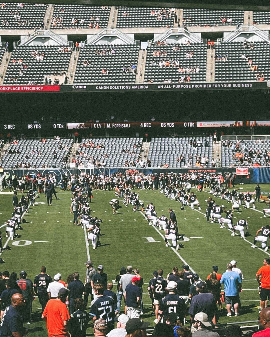 プニエル さんのインスタグラム写真 - (プニエル Instagram)「It was only a pre season game but i got to watch my first @chicagobears game in person! Even better cuz it was with family!   W/ @jennnnnnx3 @therealkairos @jjaxadventures   시즌 시작 전 경기였지만 그래도 미식축구 경기 처음으로 가서 봤어! 가족이랑 같이 봐서 더 굿!」8月13日 21時42分 - btobpeniel