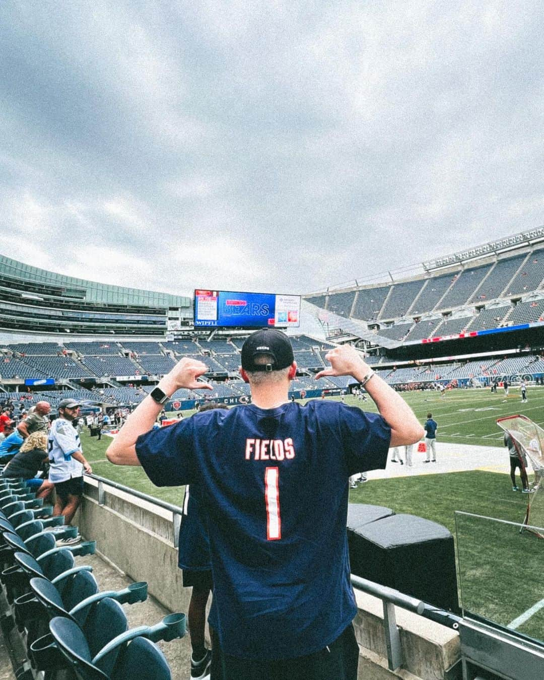 プニエル のインスタグラム：「It was only a pre season game but i got to watch my first @chicagobears game in person! Even better cuz it was with family!   W/ @jennnnnnx3 @therealkairos @jjaxadventures   시즌 시작 전 경기였지만 그래도 미식축구 경기 처음으로 가서 봤어! 가족이랑 같이 봐서 더 굿!」