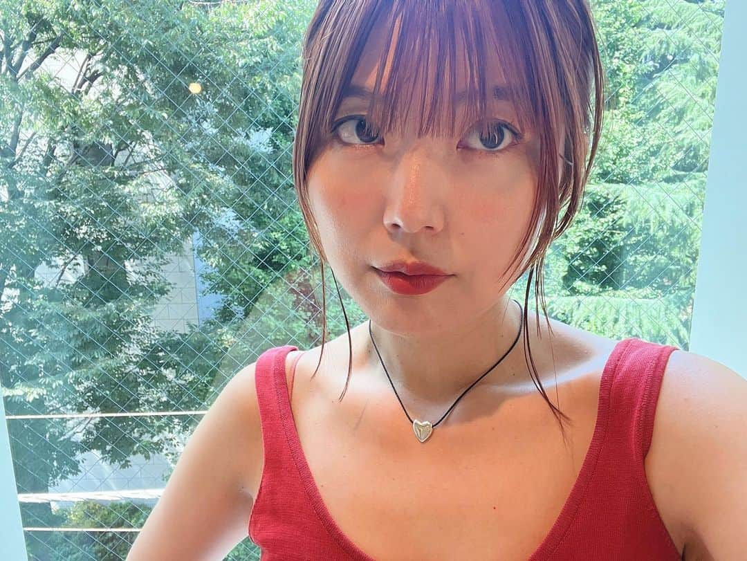 新倉真奈美さんのインスタグラム写真 - (新倉真奈美Instagram)「. 夏makeにプラスしたい ツヤ感のあるcheek🍹  @chanel.beauty   ポームエサンシエル　ロゼ  ツヤツヤでフレッシュな 血色感がでます❣️  発色が良いので浮かないように狭めに指で載せてます  @lunasolofficial  カラーリングシアーチークス グロウ  シアーなベージュ系の色味で さらっと馴染み ツヤを与えてくれて 大人っぽく使えます❤︎  どちらも夏に使いやすい カラーです♡」8月13日 21時53分 - mana0809