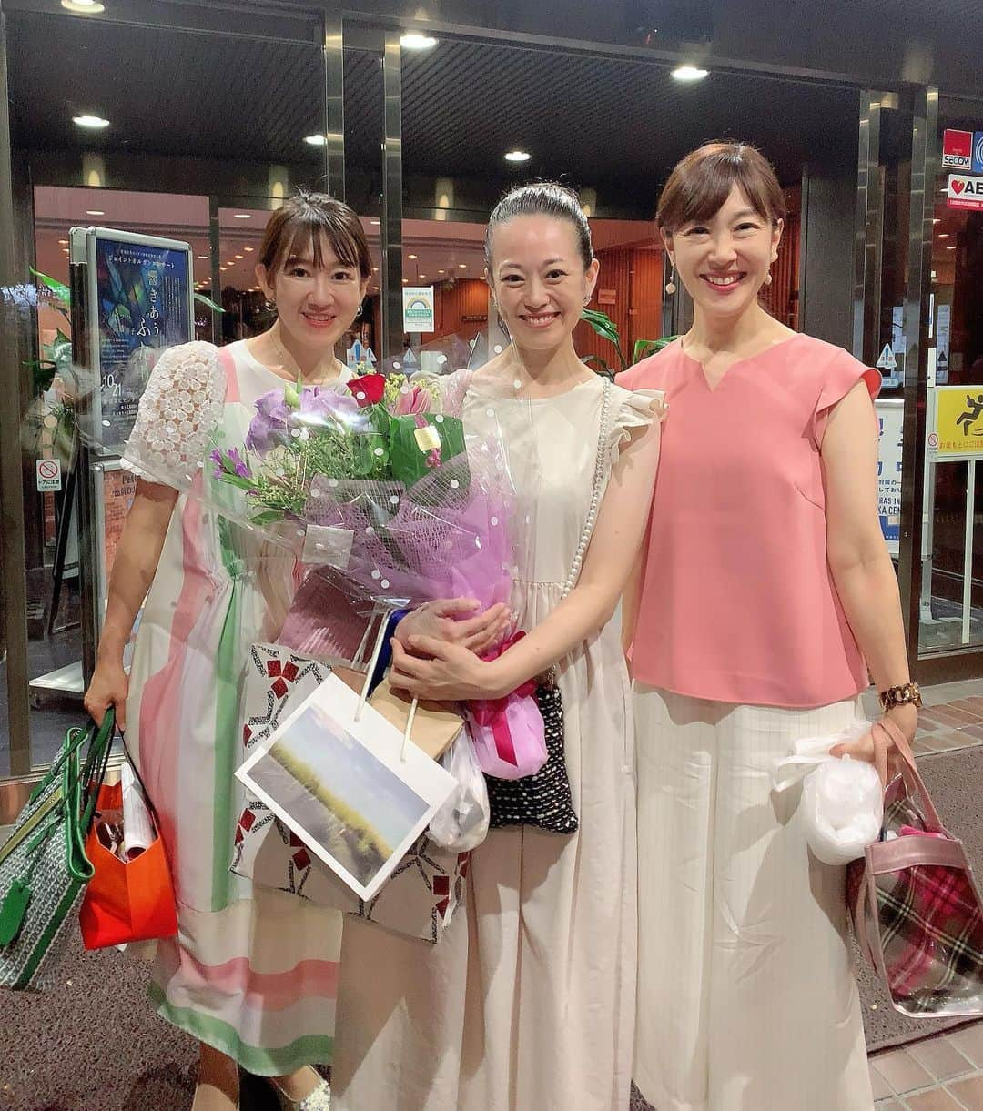 沢瀉美緒さんのインスタグラム写真 - (沢瀉美緒Instagram)「※ After the performance 🩰 . 同じクラスで今回は出られなかった皆様、 前職のお友達、茶道のお友達、 いつも仲良くしてくれるお友達、 そして両親が見にきてくれました😌 . 大人になってこんなに褒められることがない位 沢山褒めていただき、嬉しい言葉をかけていただき この上なく幸せな時間でした😌 . ご指導くださった先生方、 そして、一緒に踊ってくれた皆様 本当にありがとうございました✨ . 心から感謝💕 . 100万ドルの笑顔と言っていただけたのも 日々の生活やレッスンが楽しいからこそ！ . もちろん楽しいことばかりではないし 悩みだってありますが🥹 . 今は達成感でいっぱいです💛 . 時間を割いてみにきてくださり、 ありがとうございました✨ . . #大人バレエ #ballet #バレエ #大人リーナ」8月13日 21時47分 - mio_omodaka