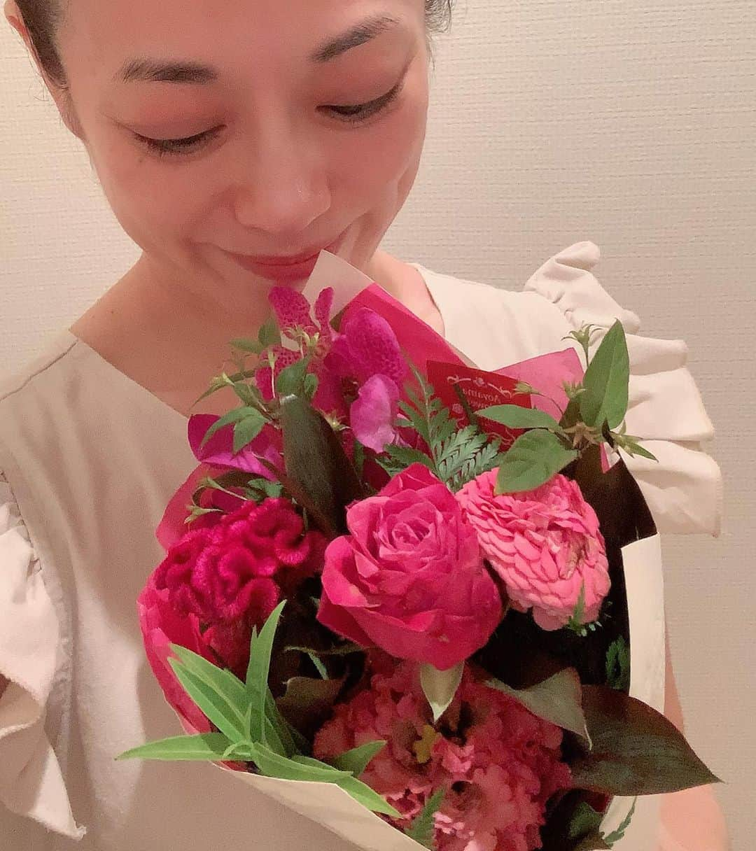 沢瀉美緒さんのインスタグラム写真 - (沢瀉美緒Instagram)「※ After the performance 🩰 . 同じクラスで今回は出られなかった皆様、 前職のお友達、茶道のお友達、 いつも仲良くしてくれるお友達、 そして両親が見にきてくれました😌 . 大人になってこんなに褒められることがない位 沢山褒めていただき、嬉しい言葉をかけていただき この上なく幸せな時間でした😌 . ご指導くださった先生方、 そして、一緒に踊ってくれた皆様 本当にありがとうございました✨ . 心から感謝💕 . 100万ドルの笑顔と言っていただけたのも 日々の生活やレッスンが楽しいからこそ！ . もちろん楽しいことばかりではないし 悩みだってありますが🥹 . 今は達成感でいっぱいです💛 . 時間を割いてみにきてくださり、 ありがとうございました✨ . . #大人バレエ #ballet #バレエ #大人リーナ」8月13日 21時47分 - mio_omodaka