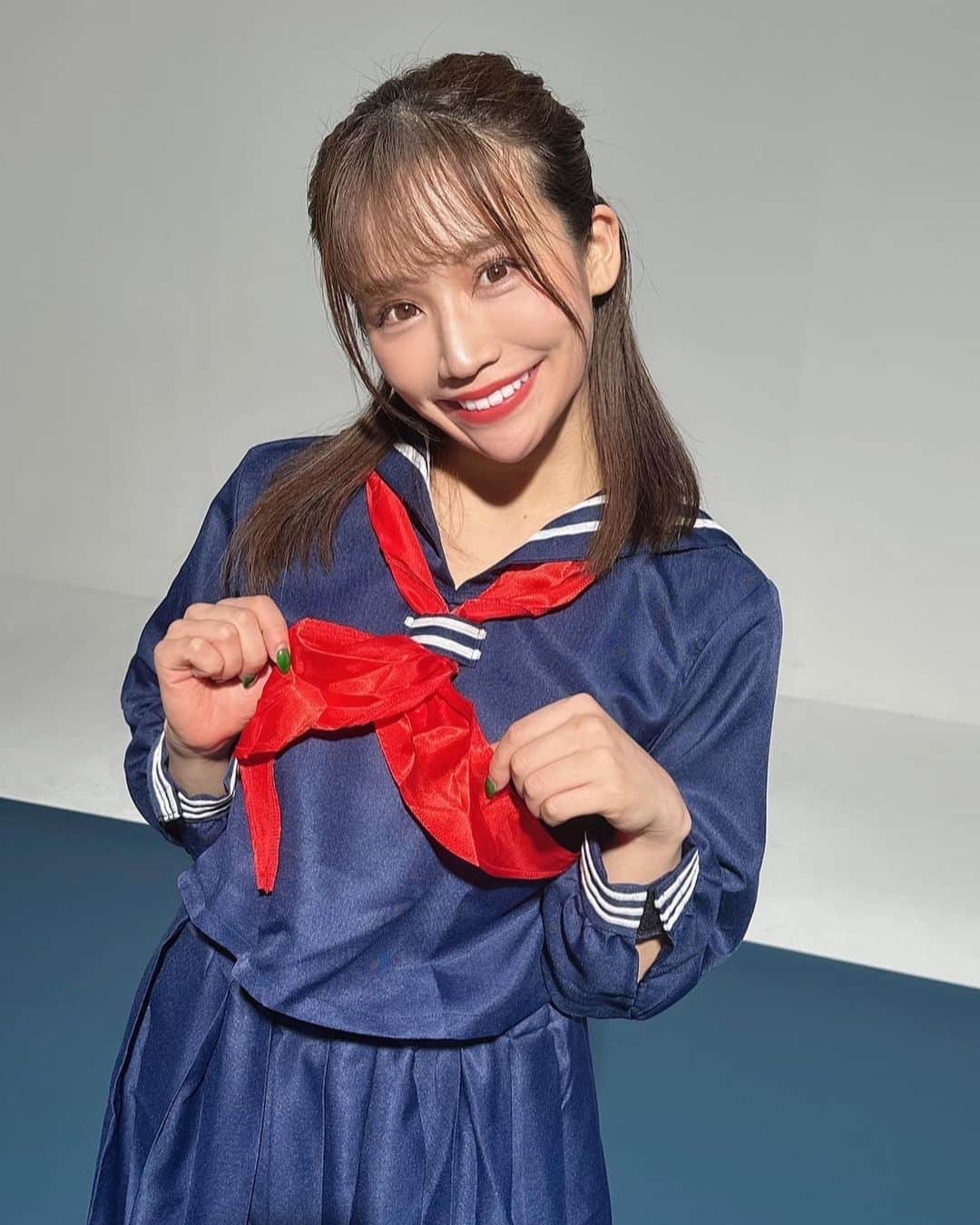 HIKARIのインスタグラム：「🧑‍🎓💜  セーラー服着るの夢だったから きてみました！！  (嘘です、スケバンです泣)  2枚目は調子乗ってて 3枚目はイキってみたお 4枚目は学校同じだったらこんなんだったのかな〜って🤭  YouTube見てくれたかな？ 顔芸人すぎてすみません嫌わないで🫥  いつも見てくれてる方ありがとうございます！感謝🙏  _ #セーラー服 #スケバン #大人ブルー #ヤンキー女子  #踊ってみた #youtube」