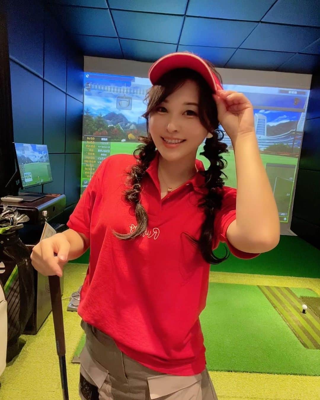 mikaのインスタグラム：「♥︎︎∗︎*  インドアゴルフイベント⛳️  シュミレーションゴルフのイベントに 初めて参加してまさかの優勝🏆✨ グリーンジャケットも用意されてた🥳  私シュミレーションは上手みたい笑  ウエアは @rufflog  可愛い店員さんに勧めてもらったコーデを まんま買いしたコーデで♡  大西ライオンさんとも撮ってもらったー🦁 楽しかったなー💚💚💚  #ゴルフ #golf #ゴルフ女子 #ゴルフ男子 #大西ライオン #インドアゴルフ #シュミレーションゴルフ #リバースゴルフスタジオ #インドアゴルフイベント #ライブ配信 #イベント」
