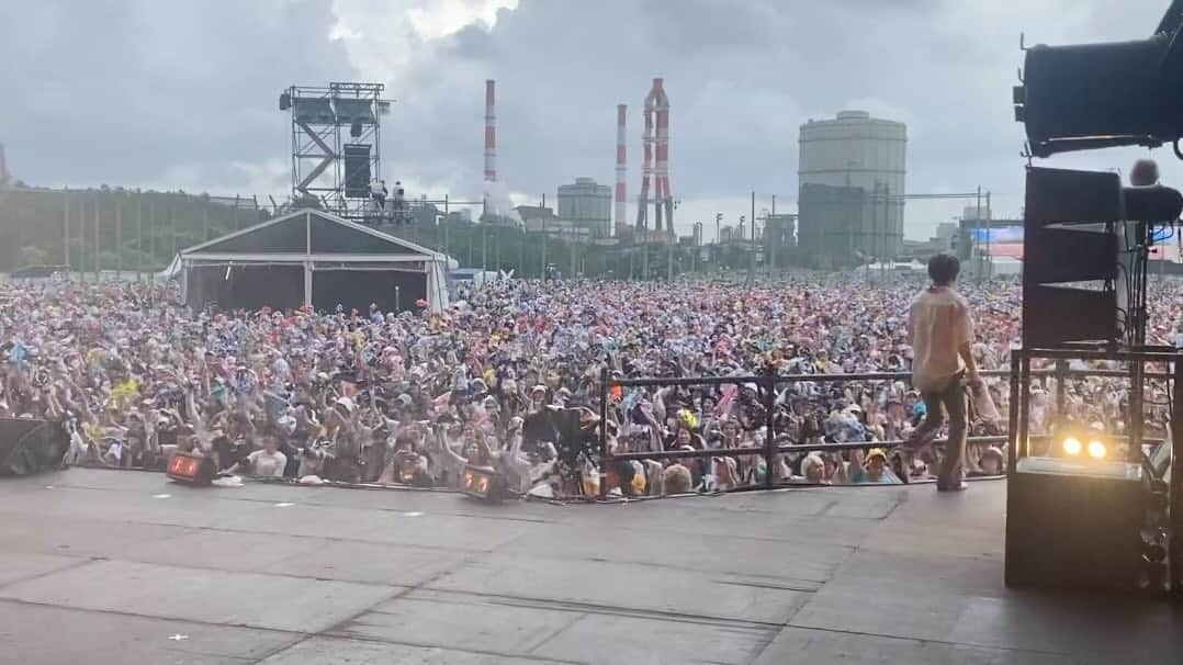 花村想太のインスタグラム：「ロッキンのDa-iCE史上最高の景色をお裾分け。 Da-iCEのライブは常に成長していて、常に過去最高を更新しています！ また次のライブで最高を更新できるように、 みんなで一つになれるように精進します！ 本当に幸せでした！ありがとう！ もしダイスを少しでも良いと思ってくださった方は、 一緒にドーム公演という夢を叶えさせてください！！！！  #RIJF2023」