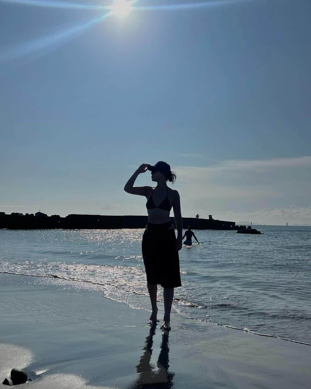 須田朱音のインスタグラム：「🍧  水に癒されるわたし。  海もプールも、 温泉も水風呂も大好き♡  自然の中で降る雨もすき。  この日は風が強くて、 耳の中まで砂だらけになったけど しっかり泳いで🏊🏼‍♀️ キラキラ海でアーシング出来ました🌏」