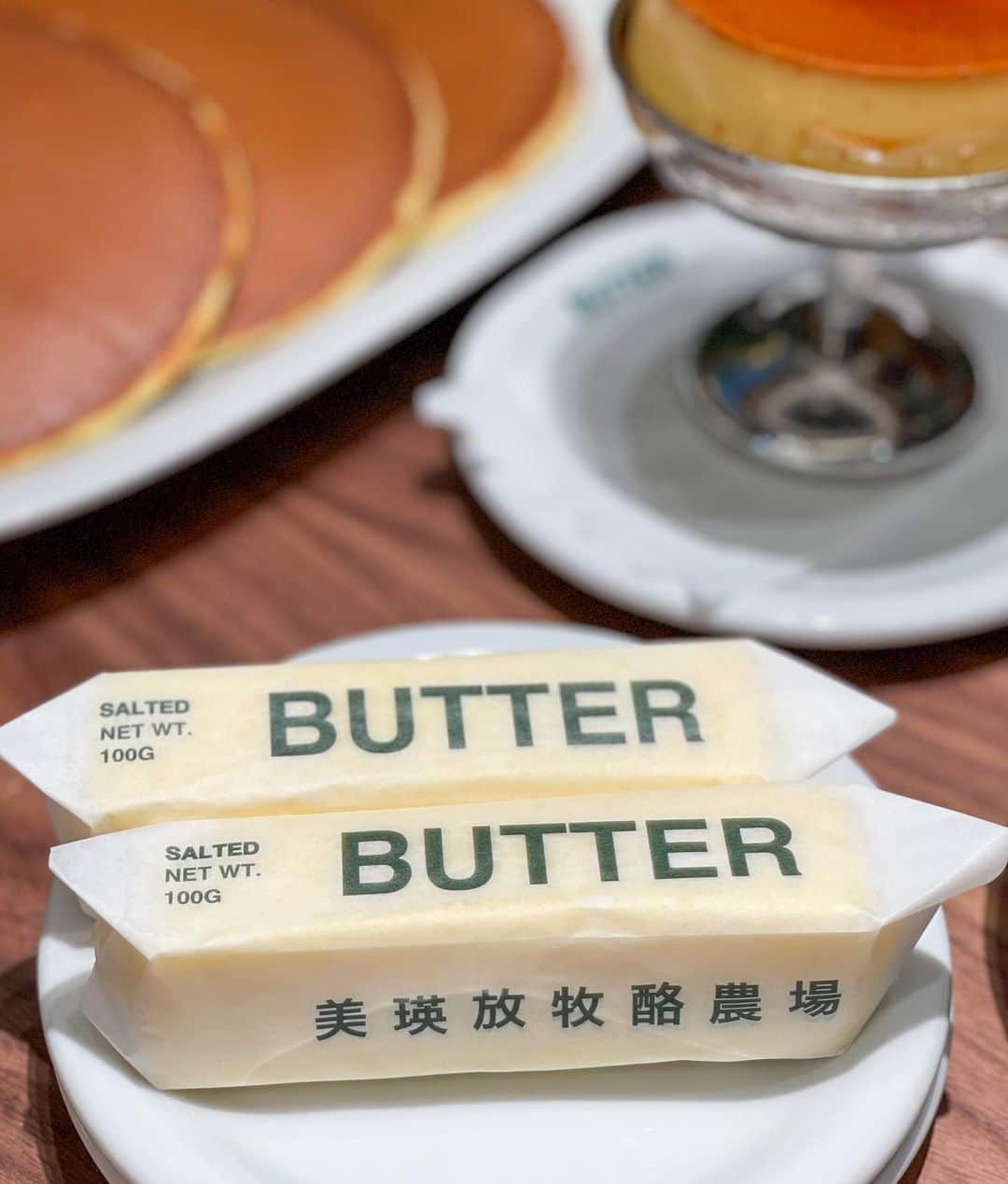 小泉里奈さんのインスタグラム写真 - (小泉里奈Instagram)「✔️ 𝖡𝖴𝖳𝖳𝖤𝖱 美瑛放牧酪農場  バターを食べるホットケーキ🥞 主役はバターで、たっぷりホットケーキにつけて食べると幸せな味がした！！余ったバターはお持ち帰りできて、むちむちの正統派プリンも帰りに買ったクッキーも美味しかった！！！  できたばっかりなのに人気で並んだよ……  #東京カフェ #丸の内カフェ #東京カフェ巡り #butter美瑛放牧酪農場 #美瑛放牧酪農場 #丸の内 #ホットケーキ #プリン #tokyocafe #buttercream #pancakes #sweetslover」8月13日 21時59分 - koizumi_rina