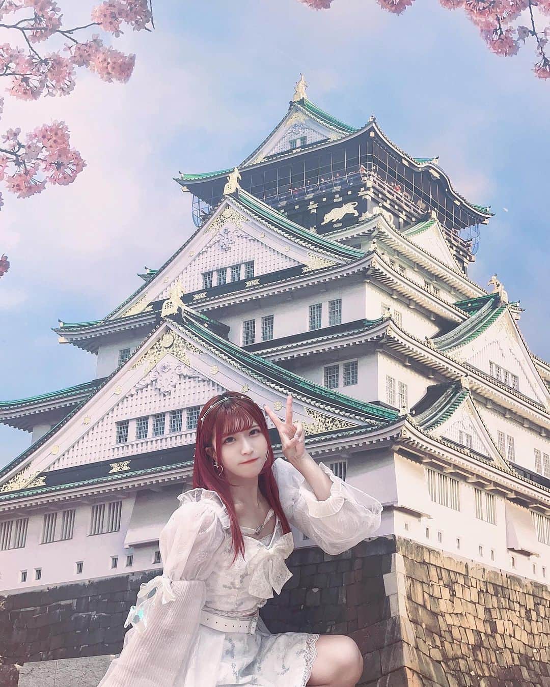 ちはるのインスタグラム：「. 楽屋にあったお城、 お城みるとバカ殿様だ〜ってかんじー🏯  #大阪 #大阪城 #アイドル #カチューシャ #ストレート #赤髪 #tflers #instagood #follow」